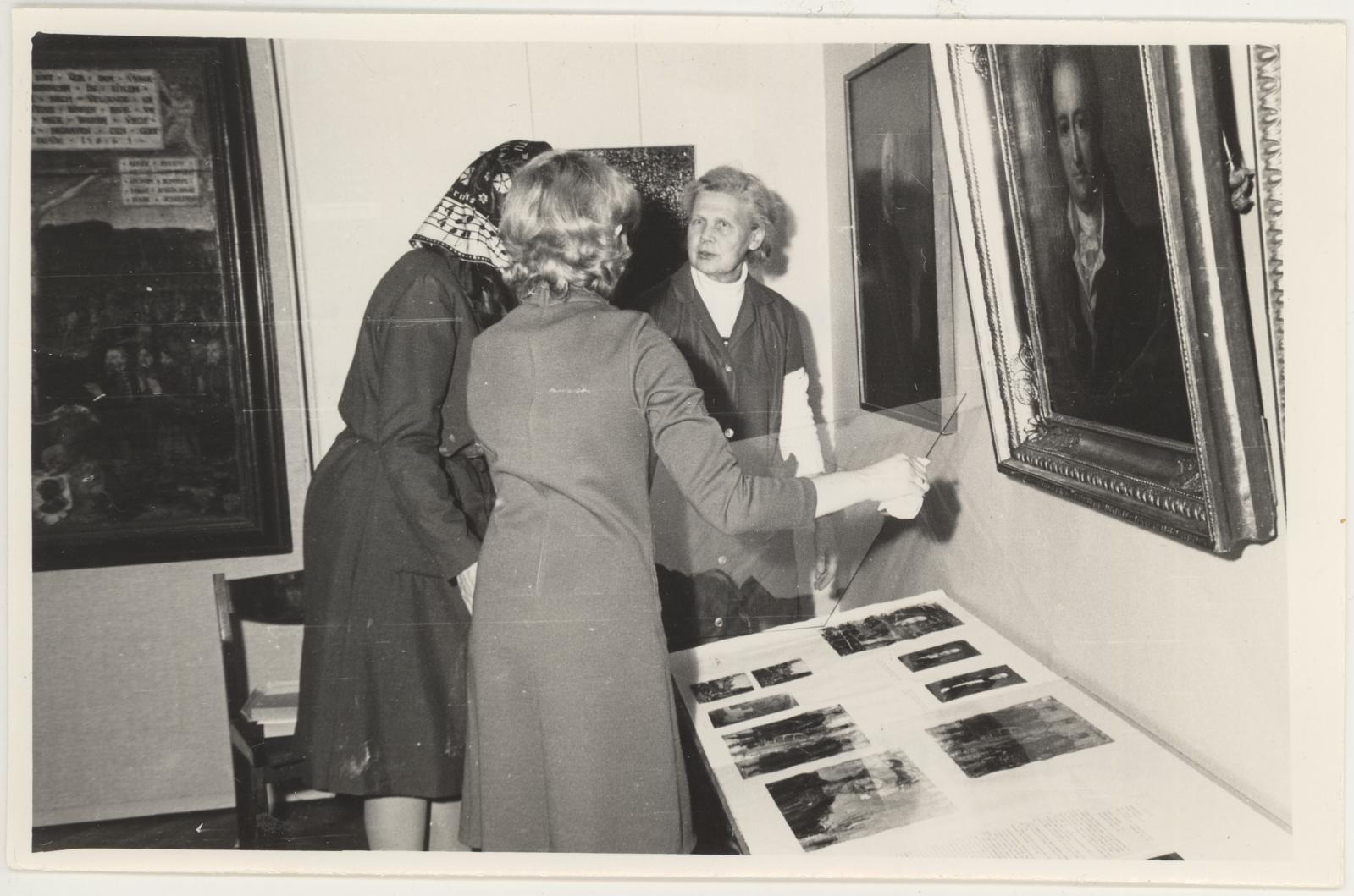 Näituse "Ennistatud kultuuriväärtused" ettevalmistamine 12.11.1971. Paremalt - Tuui Koort, Mari Pill ja Lea Mehilane (seljaga)