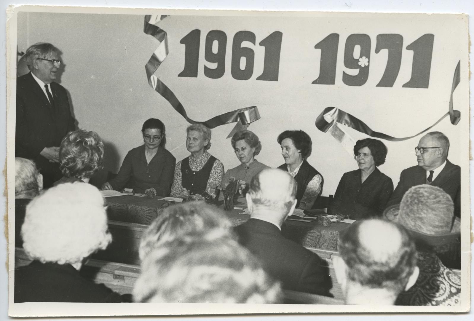 10. aastapäeva konverentsile eelnev pidulik aktus lektooriumis 21. oktoobril 1971. Aktuse lõpusõnad ütleb ENSV Ülemnõukogu Presiidiumi esimehe asetäitja, ENSV Rahvaülikoolide Nõukogu esimees A. Ausberg.