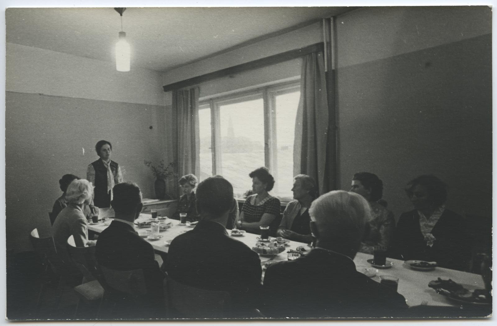 Viljandi filiaali I lennu pidulik lõpetamine 14. juunil 1971. Kohvilauas. Muuseumi direktor Vaike Tiigi sõnavõtt.