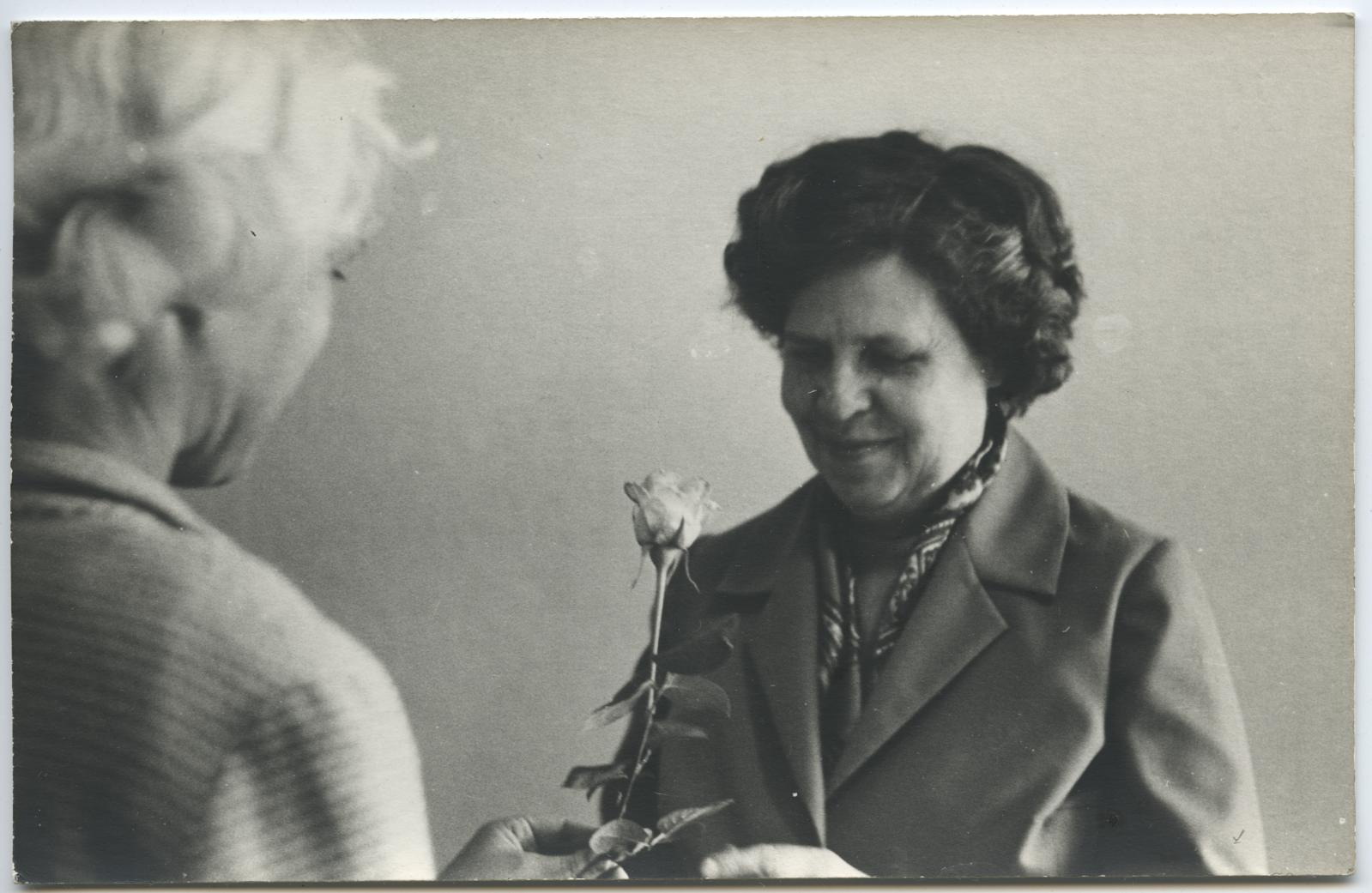 Viljandi filiaali I lennu pidulik lõpetamine 14. juunil 1971. Muuseumi sektori juhataja Virve Hinnov (paremal) ja Viljandi kultuurimaja metoodik Milvi Lassian.