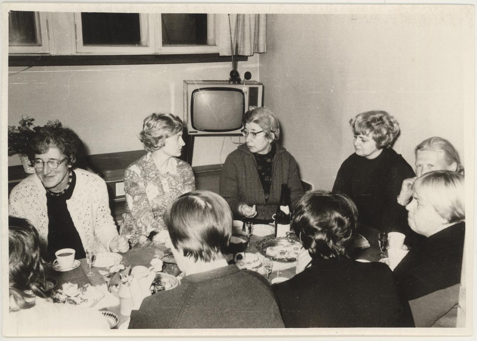 Leningradi klaasikunstnikud ja Tartu tarbekunstnikud muuseumi kohvilauas 19.01.1973