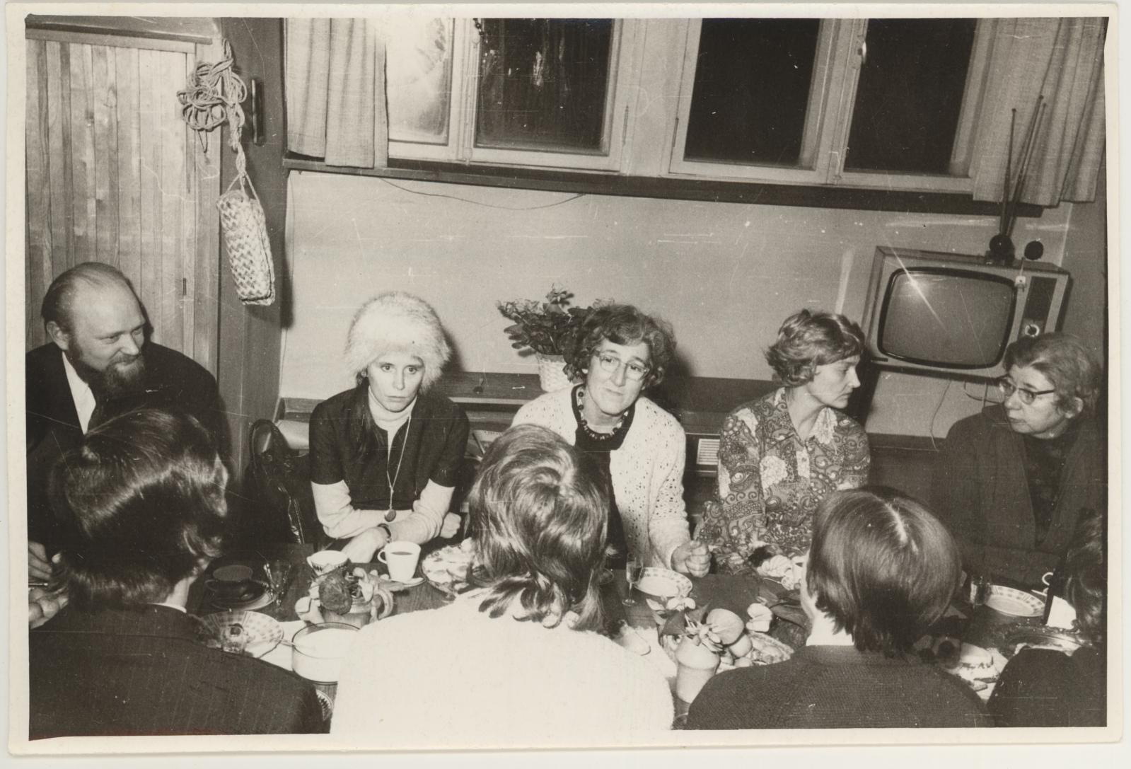 Leningradi klaasikunstnikud ja Tartu tarbekunstnikud muuseumi kohvilauas 19.01.1973
