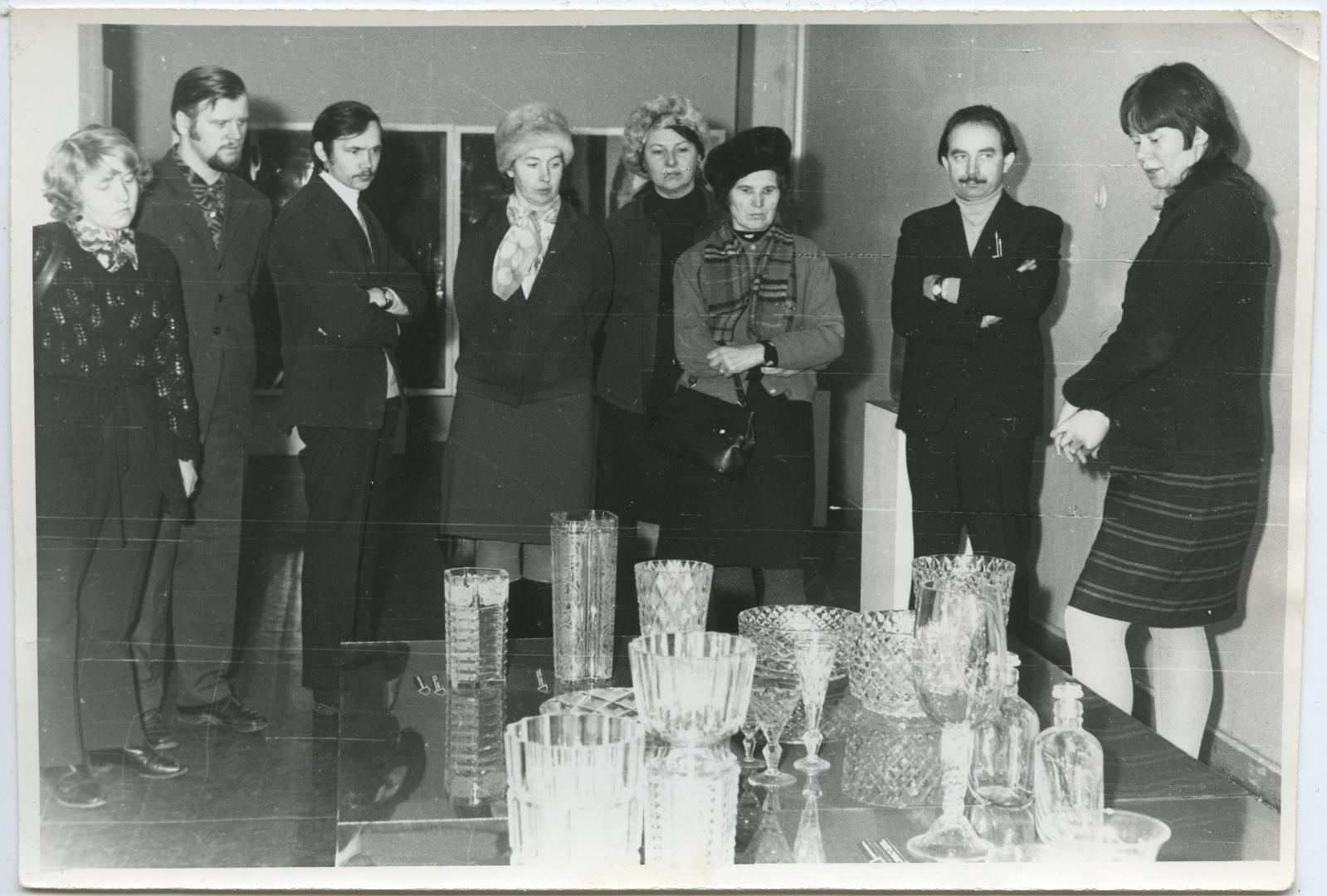 Talvise seminari (12.-25. jaanuaril 1973) grupp Leningradi kunstilise klaasitehase kunstnike teoste näitusel. Seletusi annab vanem teaduslik töötaja Mari Pill