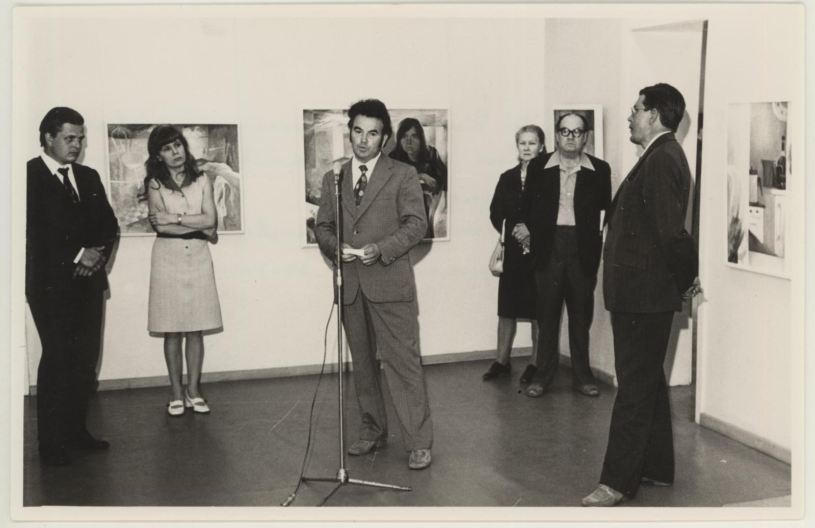 Tartu XX kunstinäituse avamise eel 23.08.1974. Mikrofoni ees Kunstnike Liidu Tartu osakonna esimees Efraim Allsalu