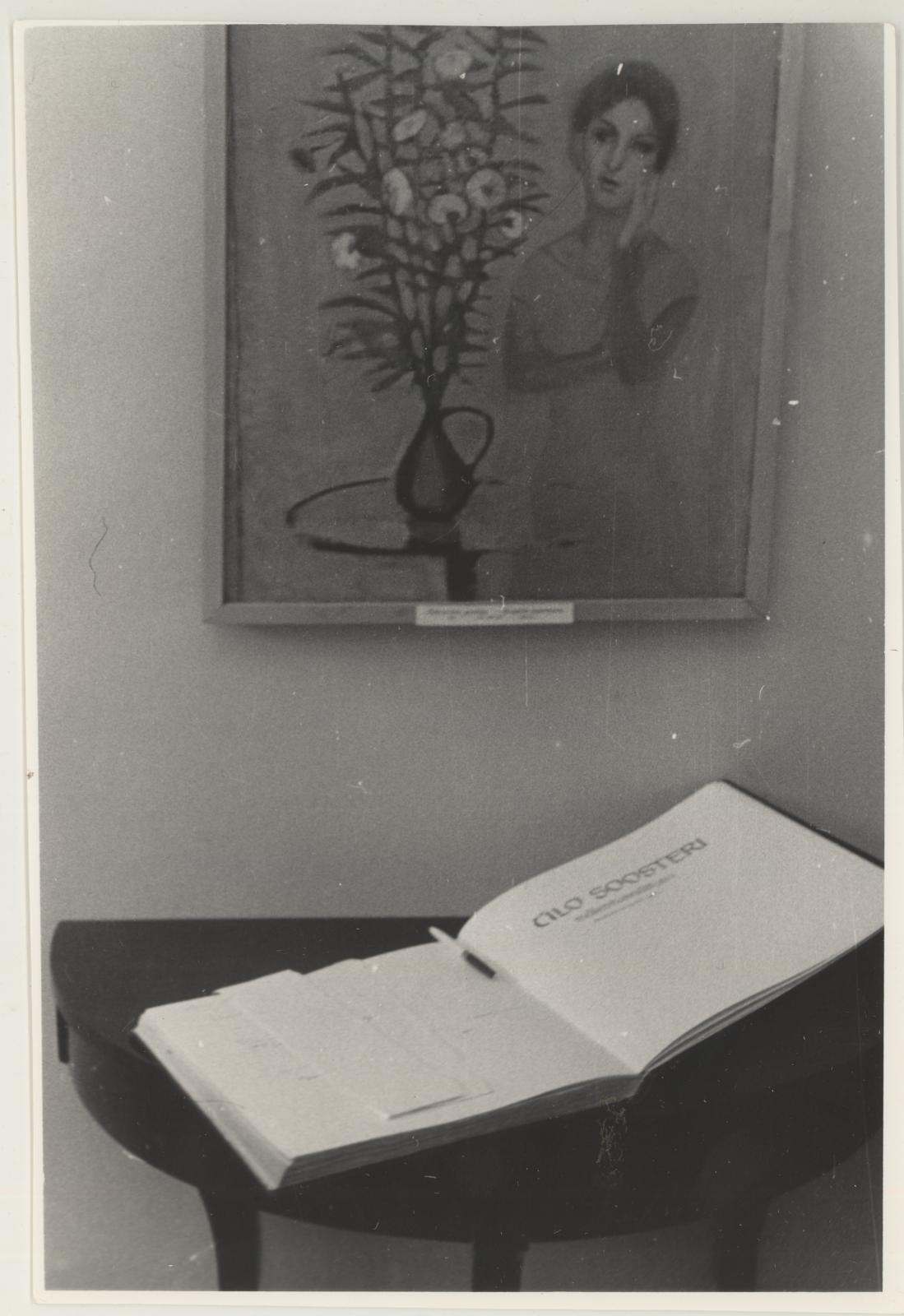 Ülo Soosteri teoste näituse avamine 10.04.1971. I korrusel. Külastajate märkmete raamat näitusesaalis.