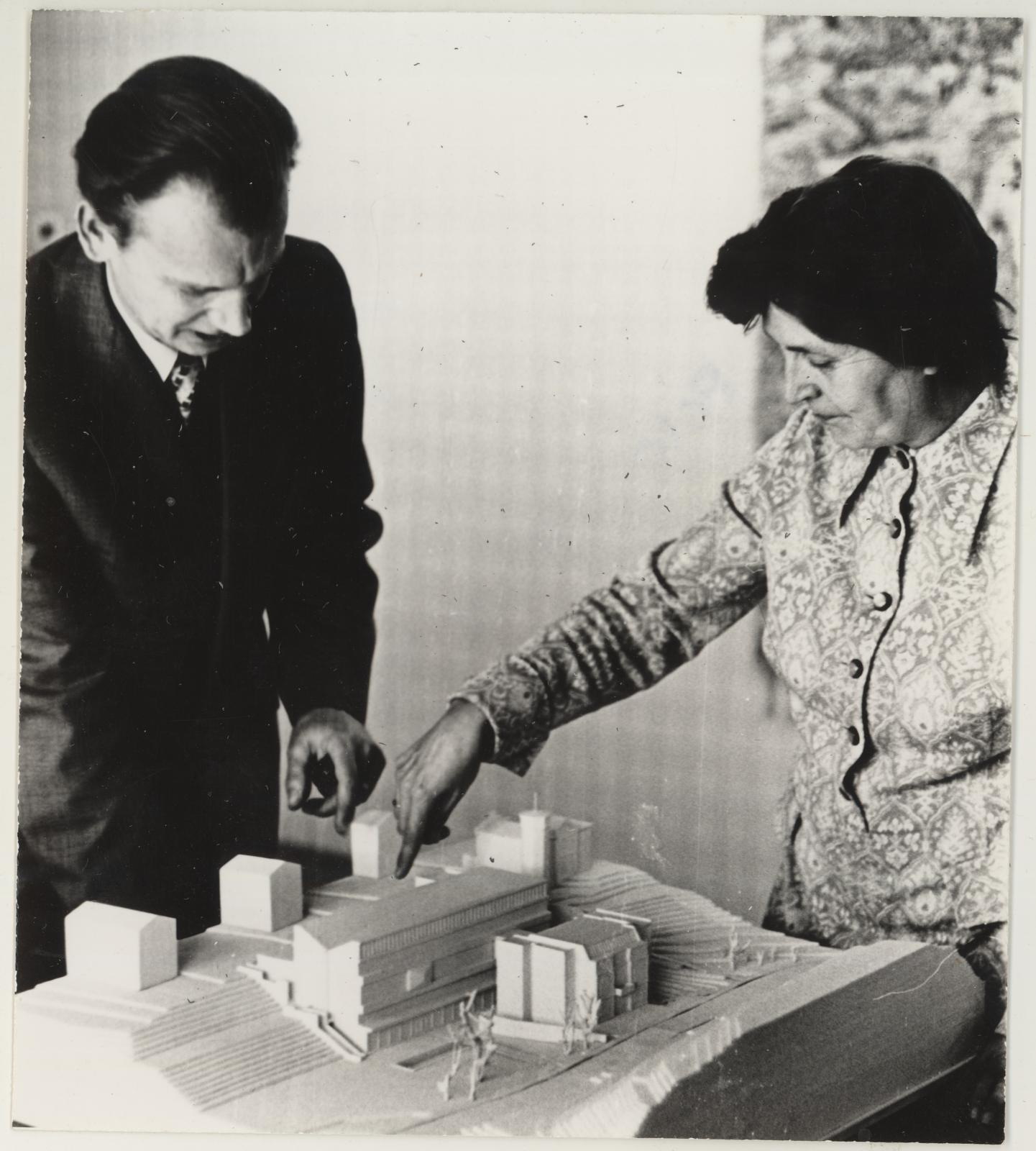 Direktor V. Tiik ja direktori asetäitja majandusalal H. Marken muuseumi juurdeehituse maketi juures 12.11.1975.a