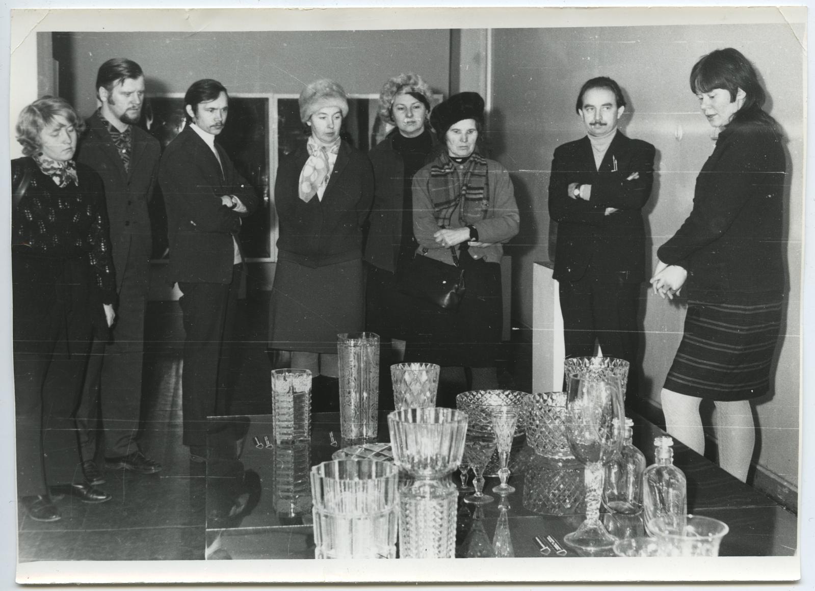 Kultuuriülikooli kuulajad Leningradi klaasinäitusel TKM-is 1972/73. Juhendab M. Pill