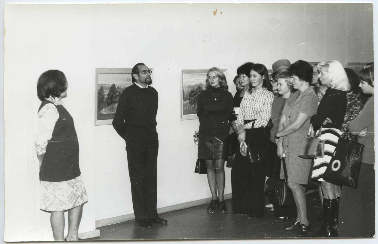 I grupp kohtub Tartu Kunstinäitusel 8. oktoobril 1975 maalikunstnik I. Maliniga
