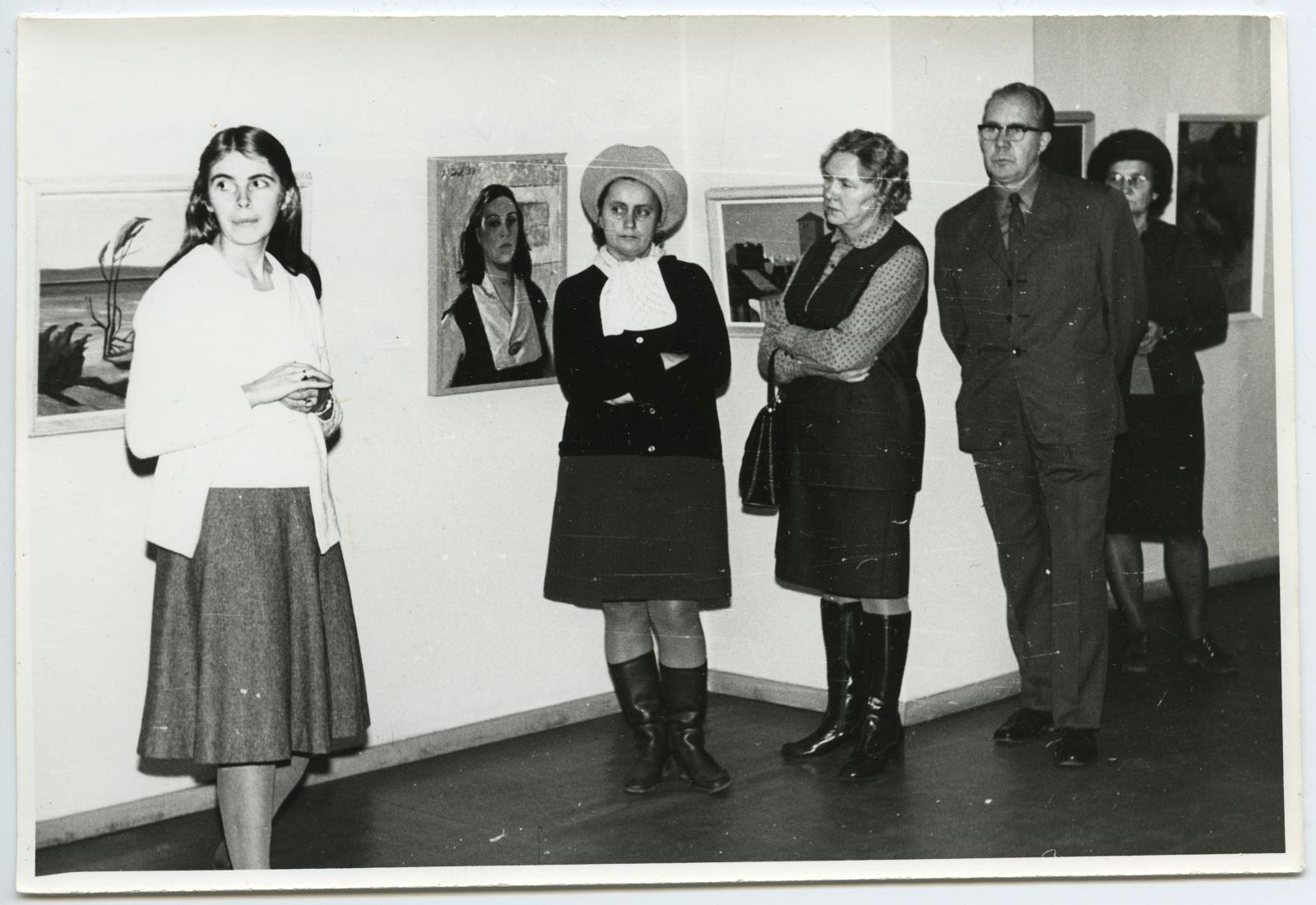 II grupp tutvub L. Vallimäe-Marki teoste näitusega TKM-is 12. novembril 1975. Juhendab E. Asu