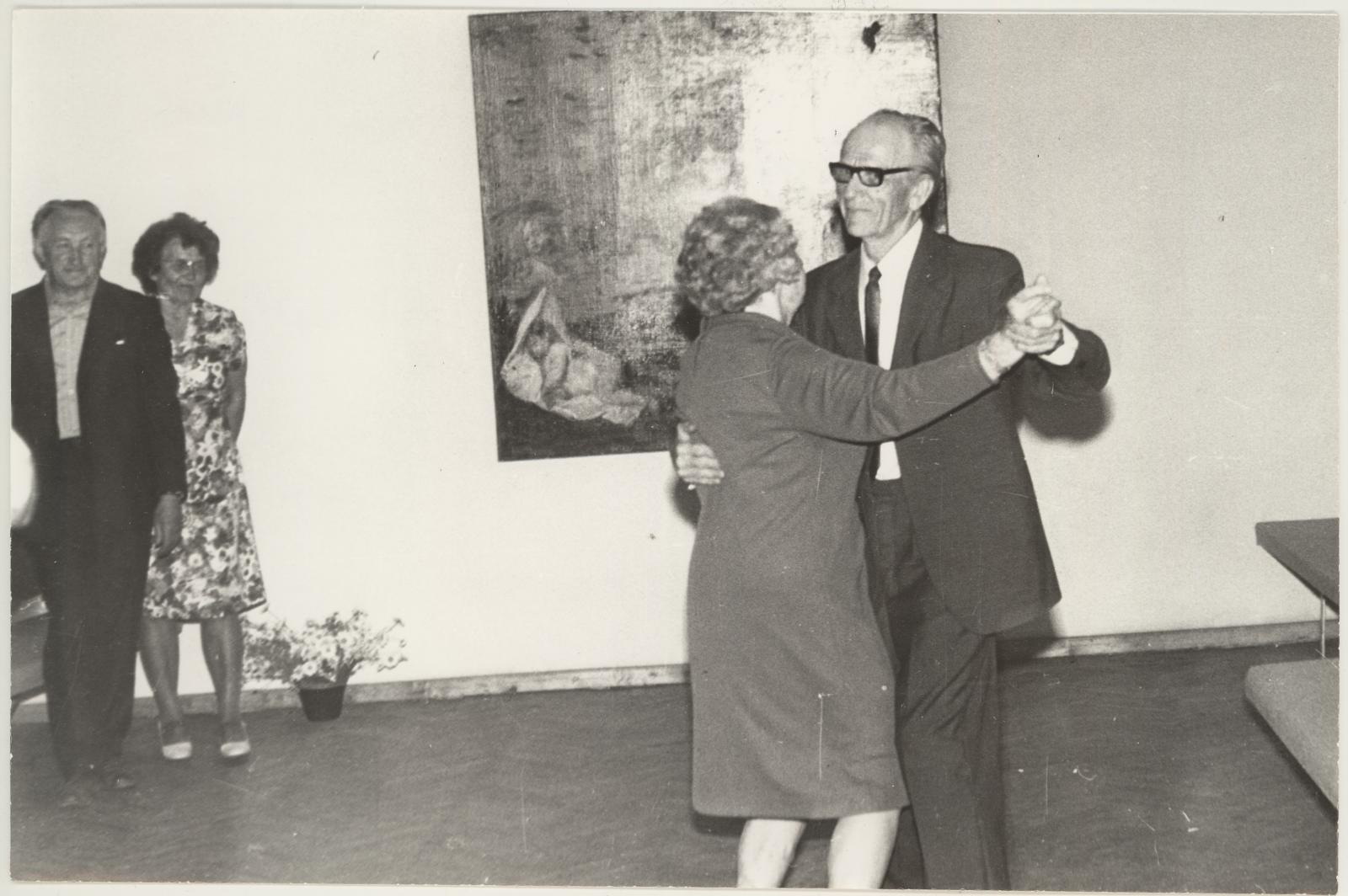 H. Puusaagi 80. sünnipäev 1975.a. juulis. Tantsivad H. Puusaag ja P. Raitar