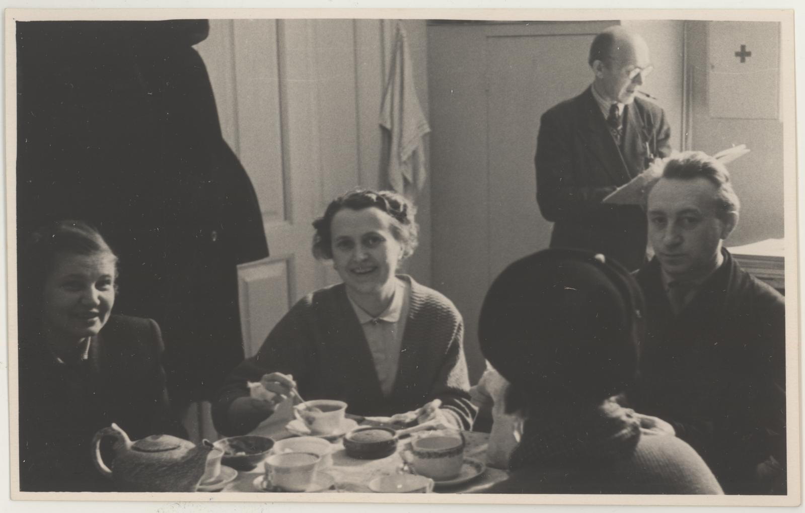 Muuseumi kohvilauas. Vasakult paremale - Tiina Nurk,  Vaike Tiik, Nikolai Jasnetski, Alfred Parv (seisab), 31.01.1958.