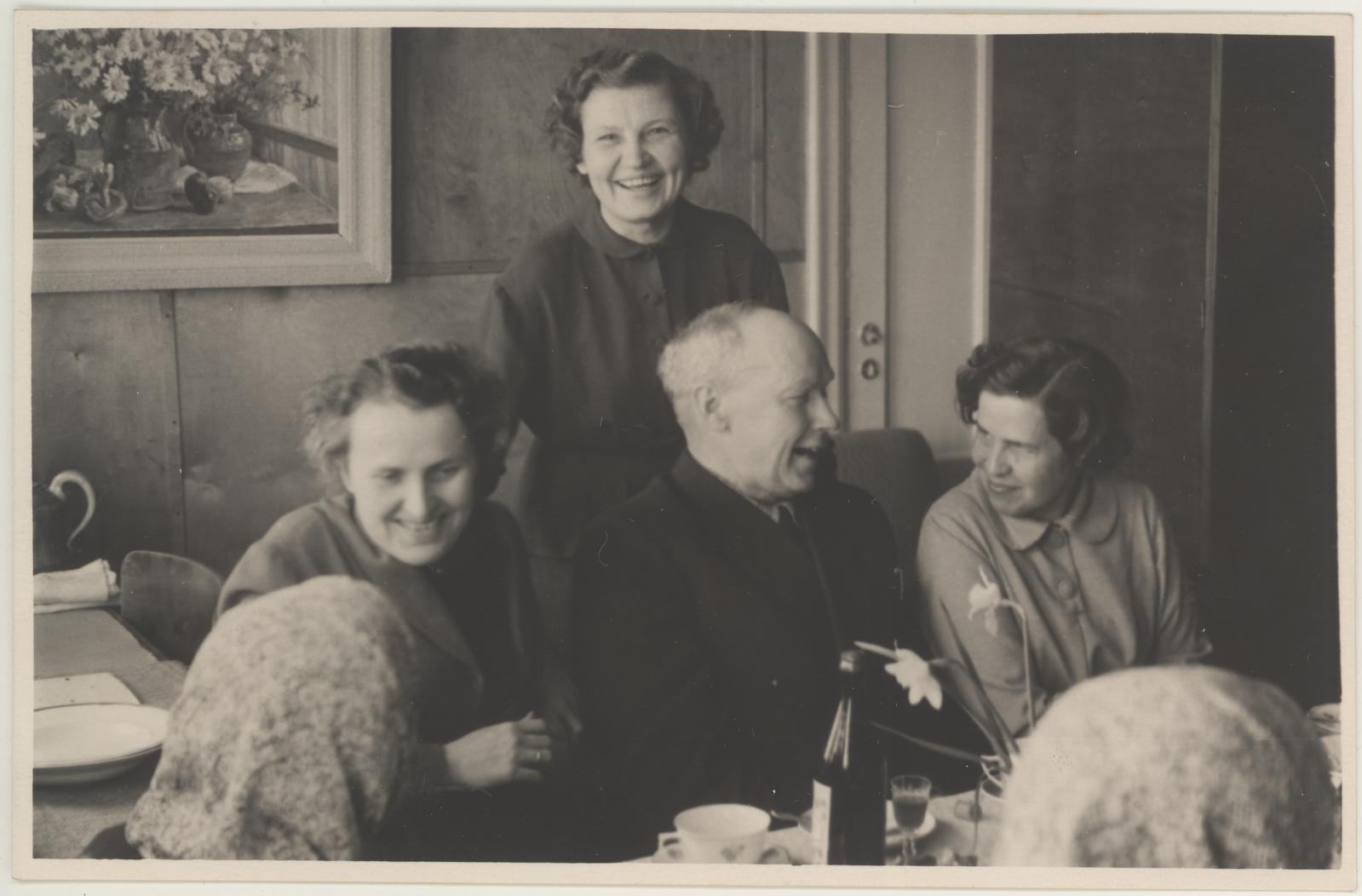 Amalie Loeve 80.aasta juubel 12.04.1958. Juubilar  (vasakul seljaga), Vaike Tiik, Paul Hinnov, Virve Hinnov, Tiina Nurk (seisab)