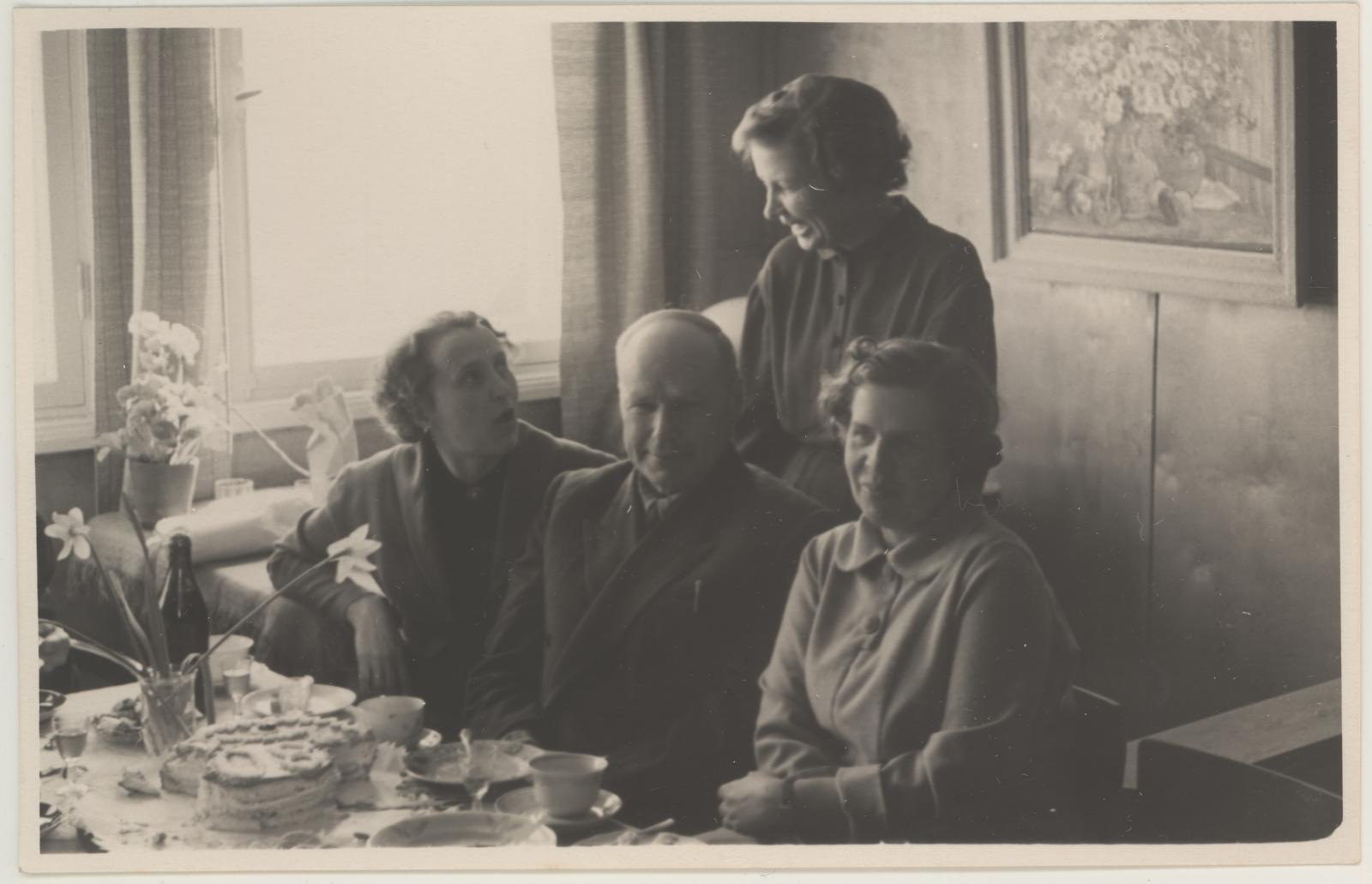 Amalie Loeve 80.aasta juubel 12.04.1958. Vasakult  paremale - Vaike Tiik, Paul Hinnov, Virve Hinnov, Tiina Nurk (seisab)