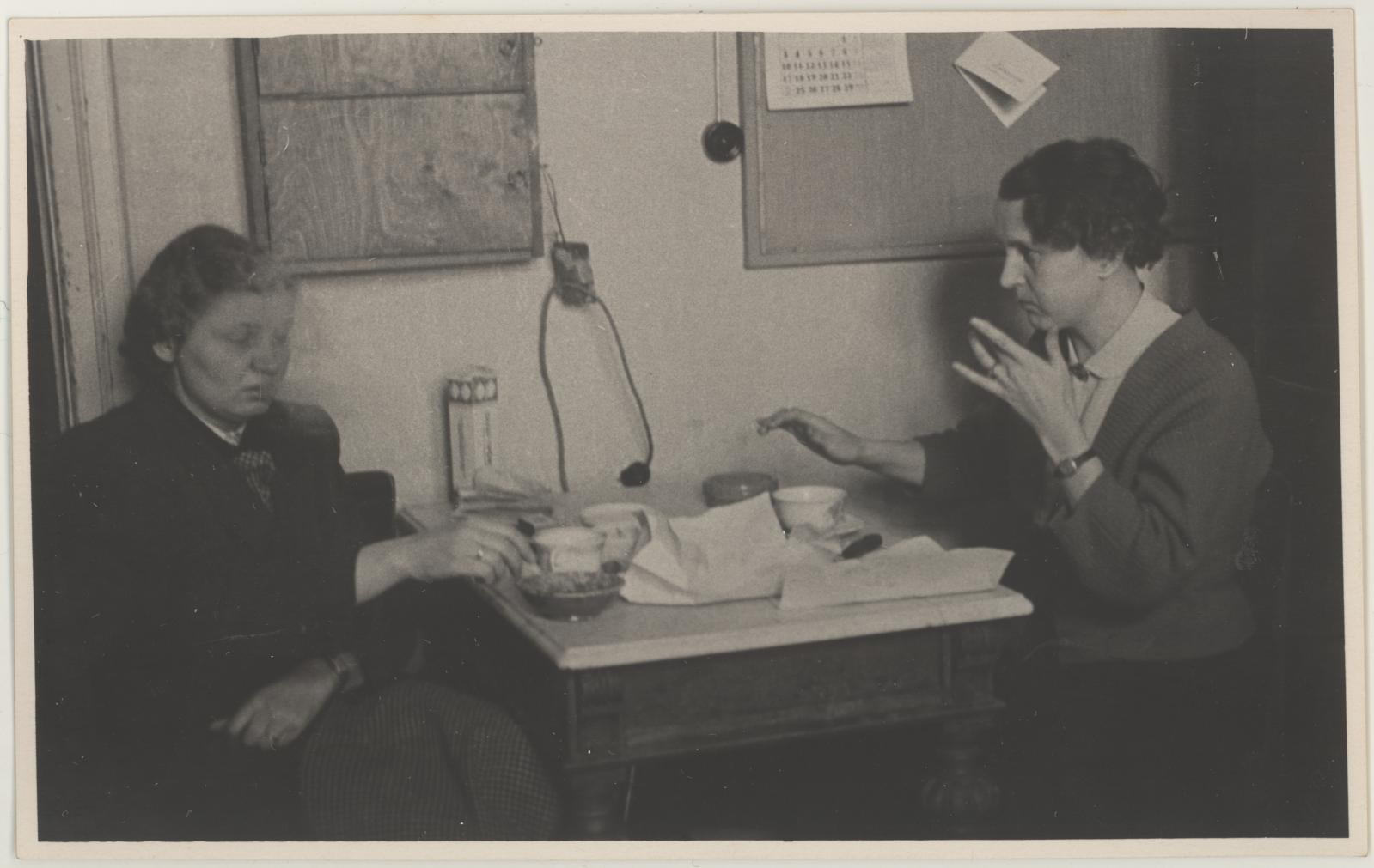 Muuseumi kohvilauas - Tiina Nurk ja Vaike Tiik (paremal) 1958-1959