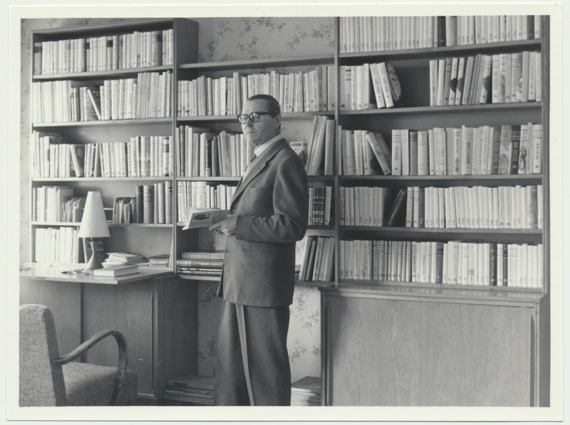 foto, Ants Murakin, raamaturiiul, u 1955