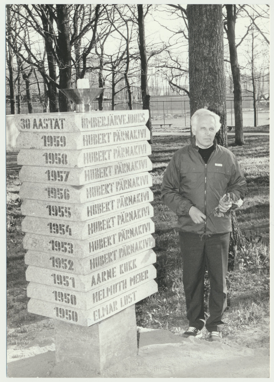 foto, Hubert Pärnakivi ja järvejooksu võitjate sammas, u 1990, foto E. Loit