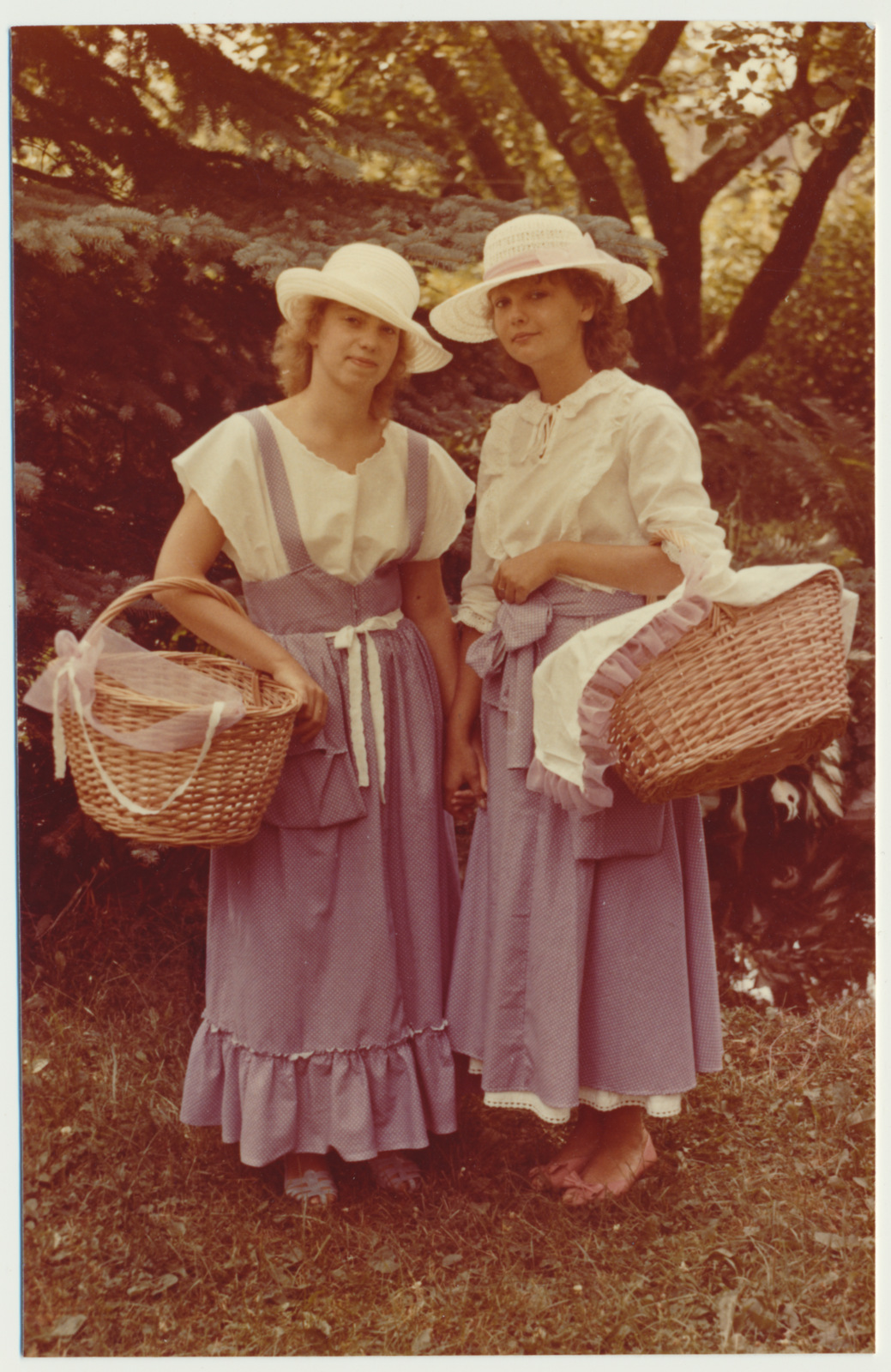 värvifoto, Viljandimaa, Suure-Jaani, kaks naist korvidega, 1988
