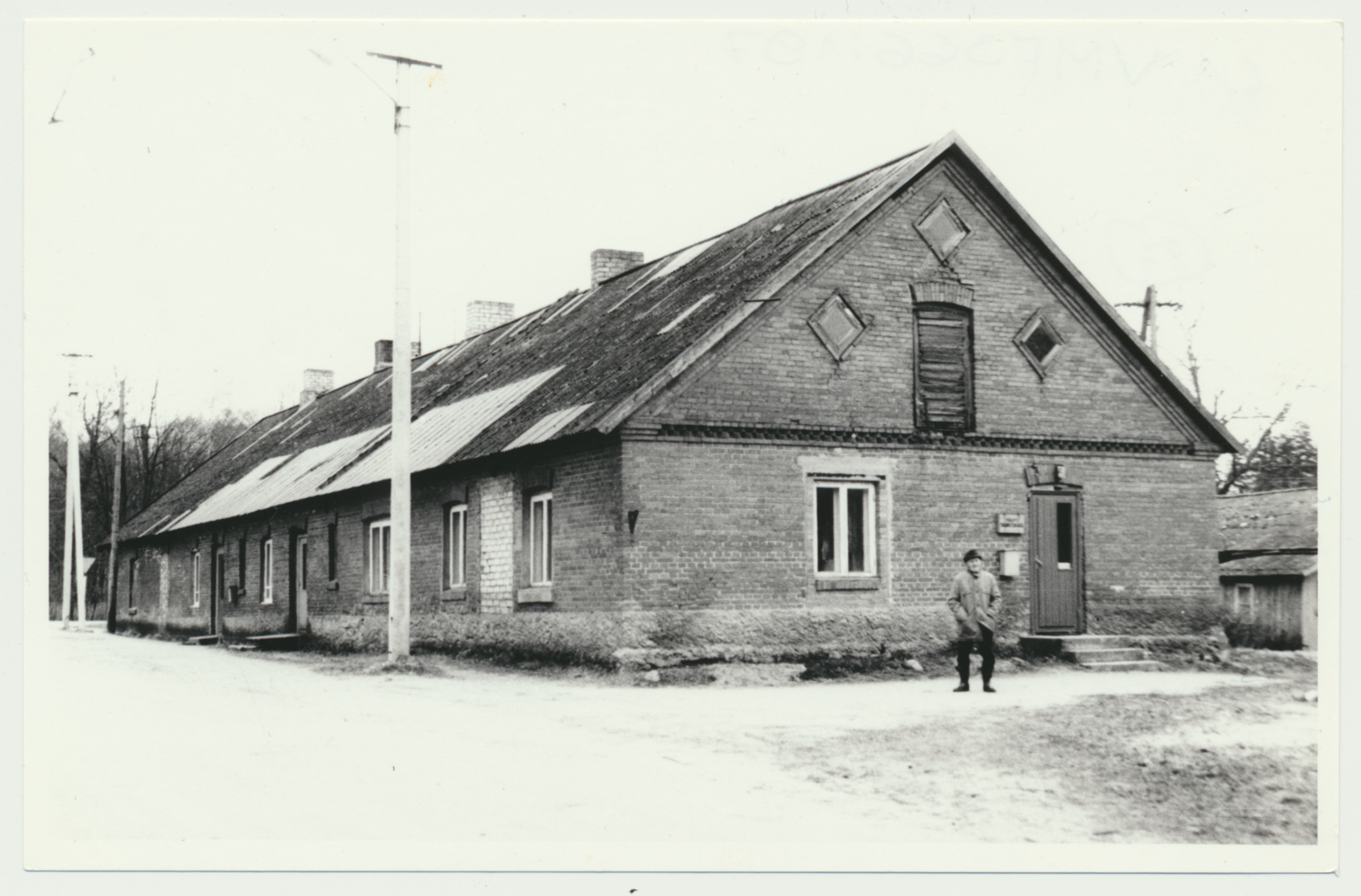 foto, Viljandimaa, Pärsti endine meierei, siin raamatukogu, pood, 1993, foto L. Kadalipp