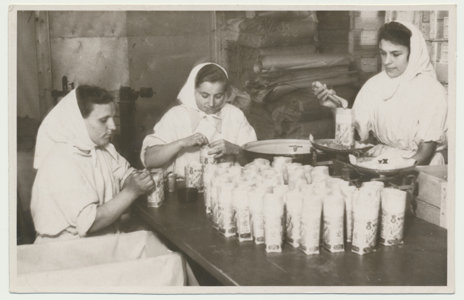 foto, Viljandi Jahu- ja Leivakombinaat, kama pakkimine, 1950