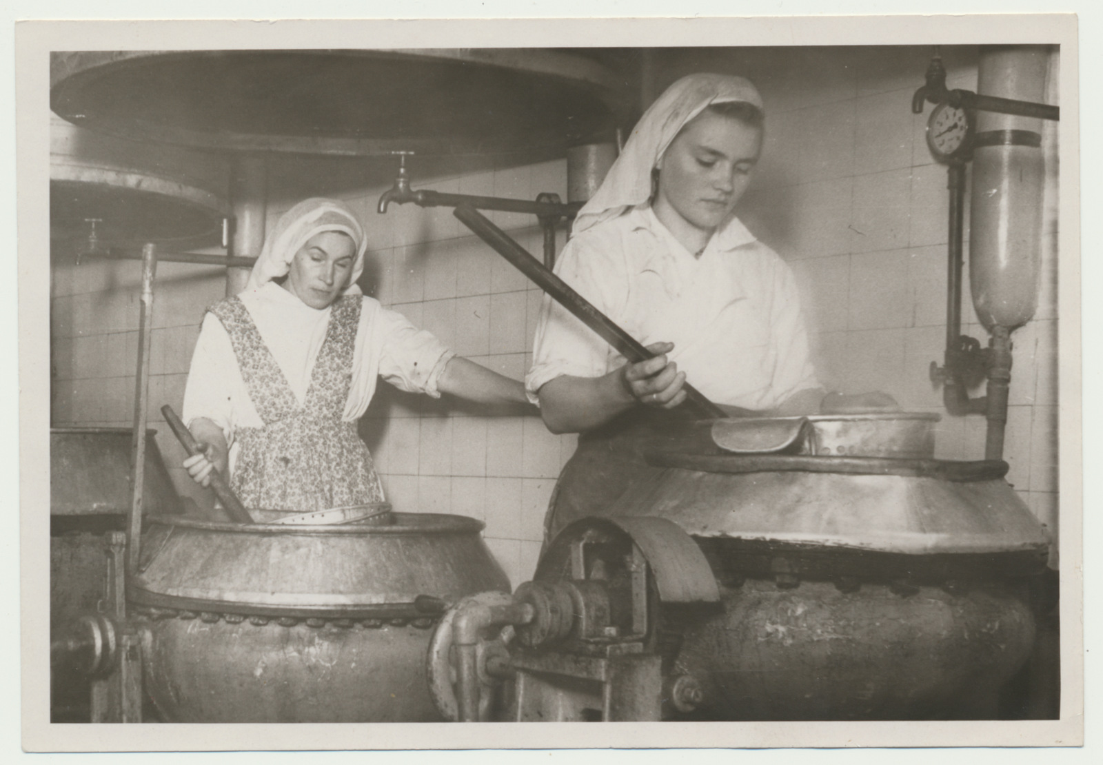 foto, Viljandi, Koidu tn 13, Aed- ja puuviljatööstus Alko, auruga keetmine, 1950