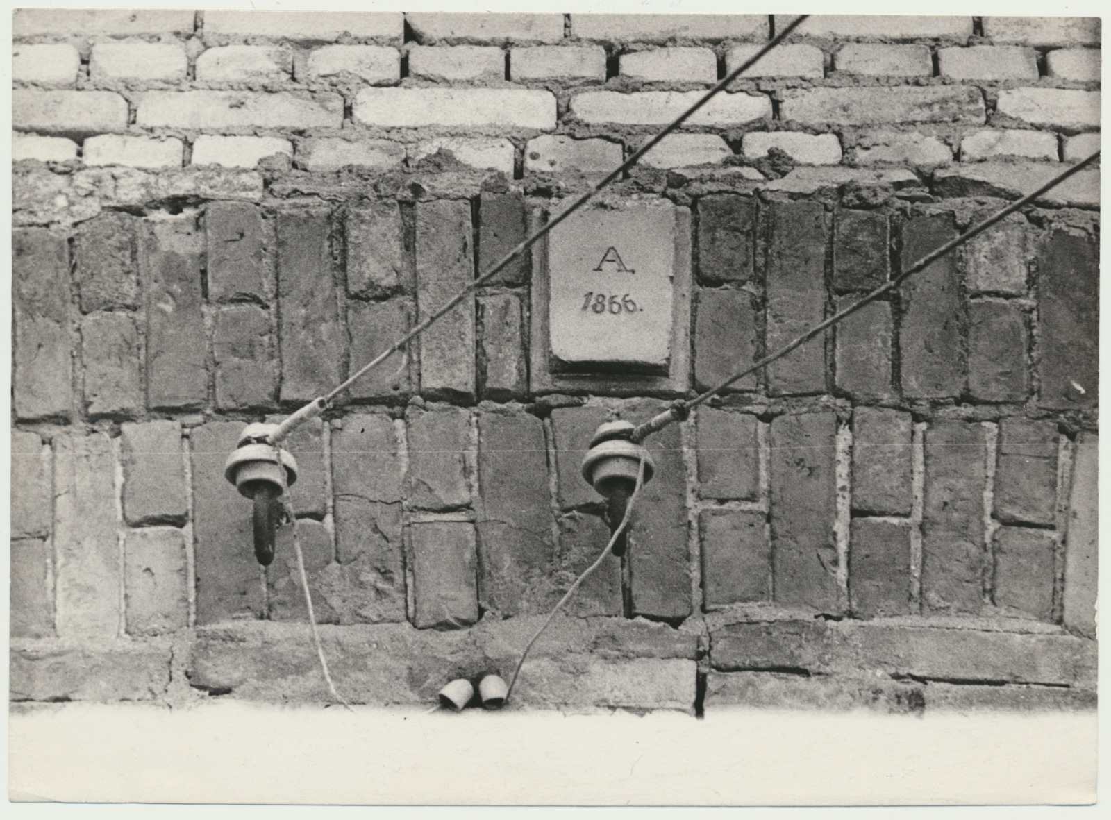 foto, Viljandimaa, Tartu Ehitusmaterjalide Tehase Meleski klaasitsehh, tahvel seinal, 1965
