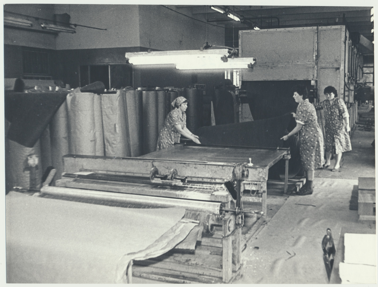 foto, Viljandi, Tallinna Laustekstiili Teadus- ja Tootmiskoondise Mistra Viljandi Eksperimentaalvabrik, sisevaade, 1983