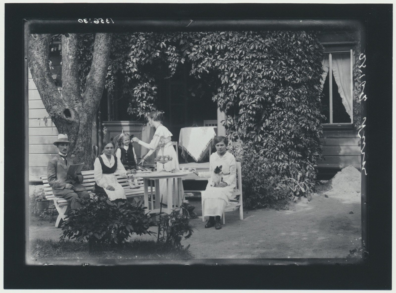 foto, Martin Nurk perega aias, 1917, foto J. Riet