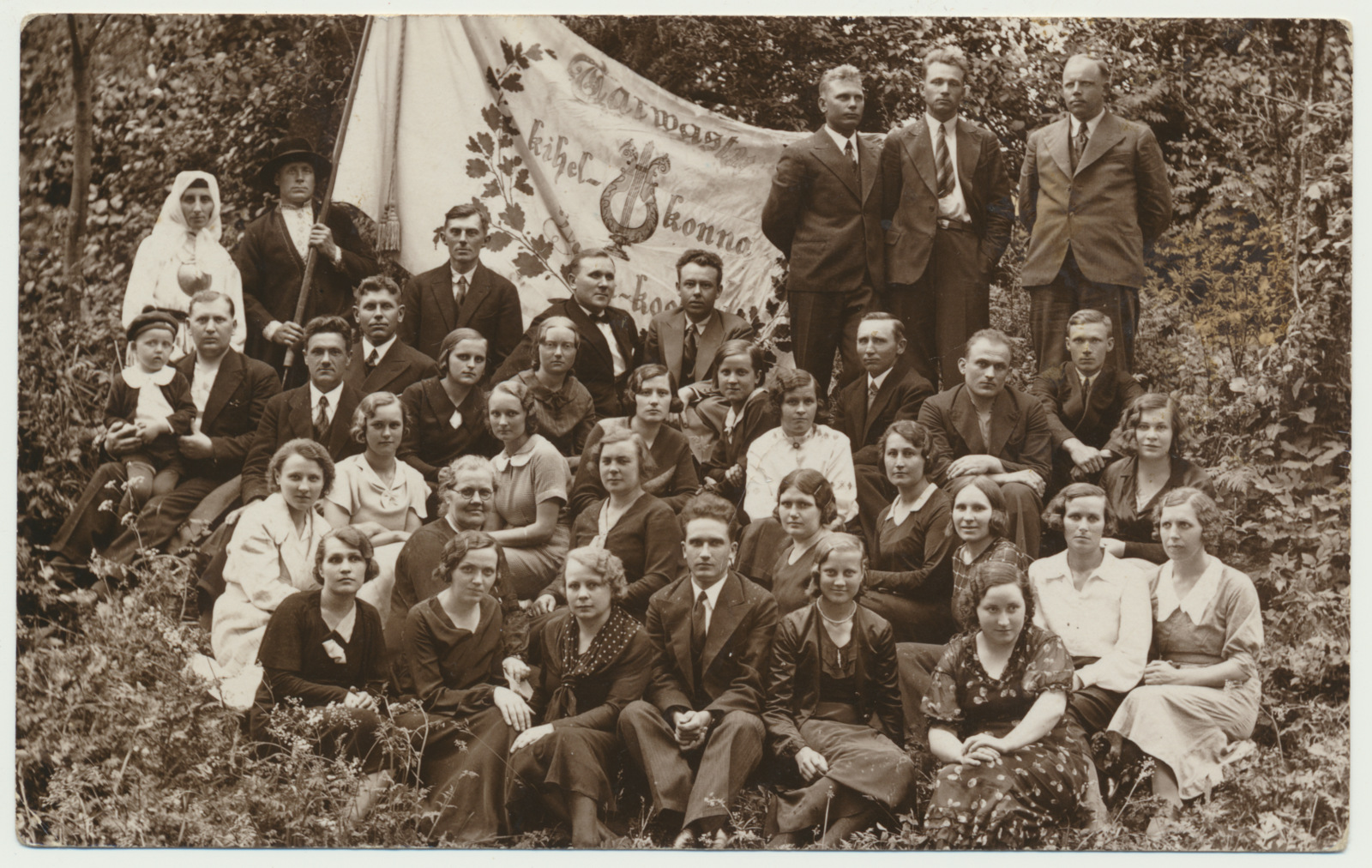 foto, Tarvastu kihelkonnakool, vilistlaste grupp lipuga, u 1930, foto Feldmann