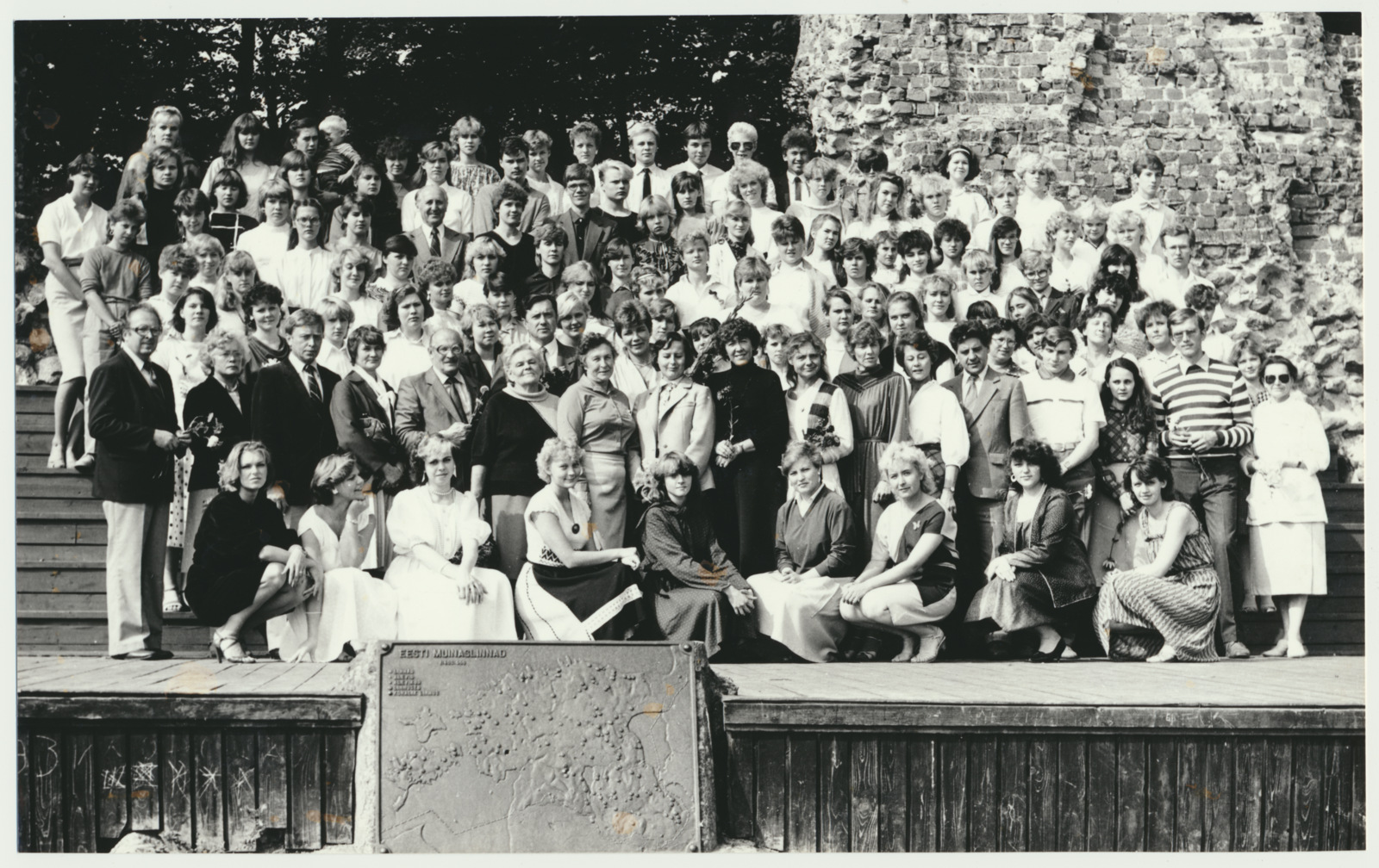 foto, Viljandi Kultuurikool, grupp lõpetajaid, lossimäed, 1985
