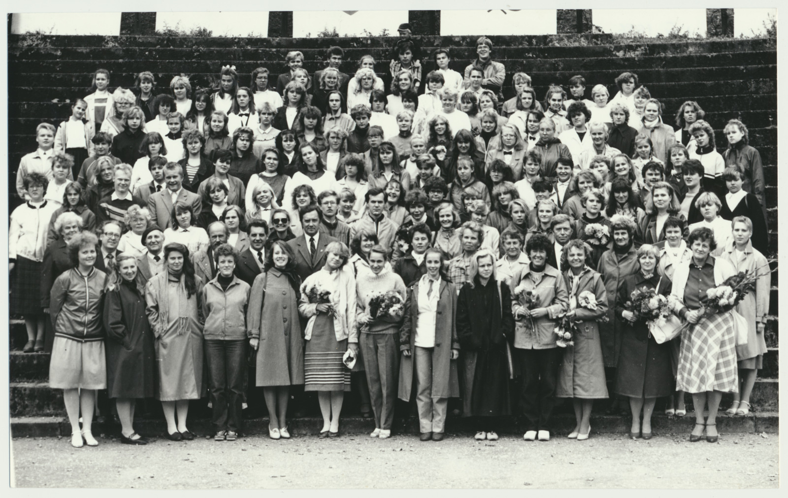 foto, Viljandi Kultuurikool, grupp lõpetajaid, lauluväljak, 1986