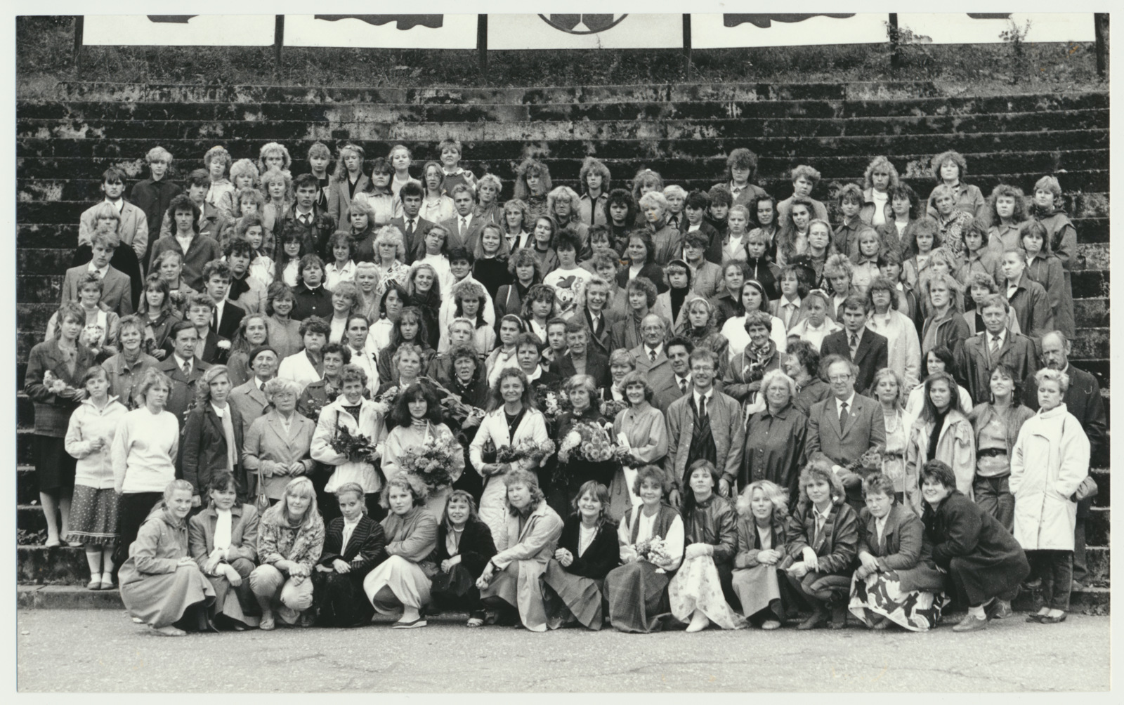 foto, Viljandi Kultuurikool, grupp lõpetajaid, lauluväljak, 1987