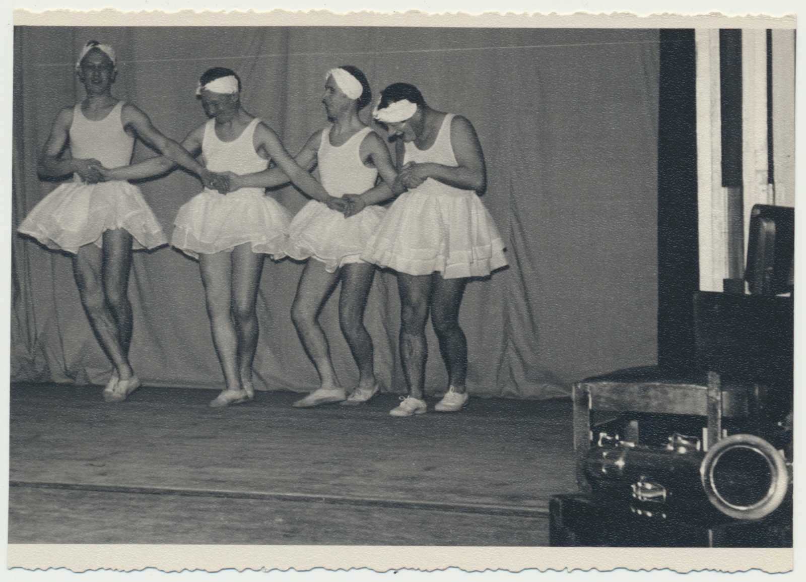 foto, Viljandi, meeskoor Sakala, tantsugrupp, Väikeste luikede tants, 1960, foto L. Märss