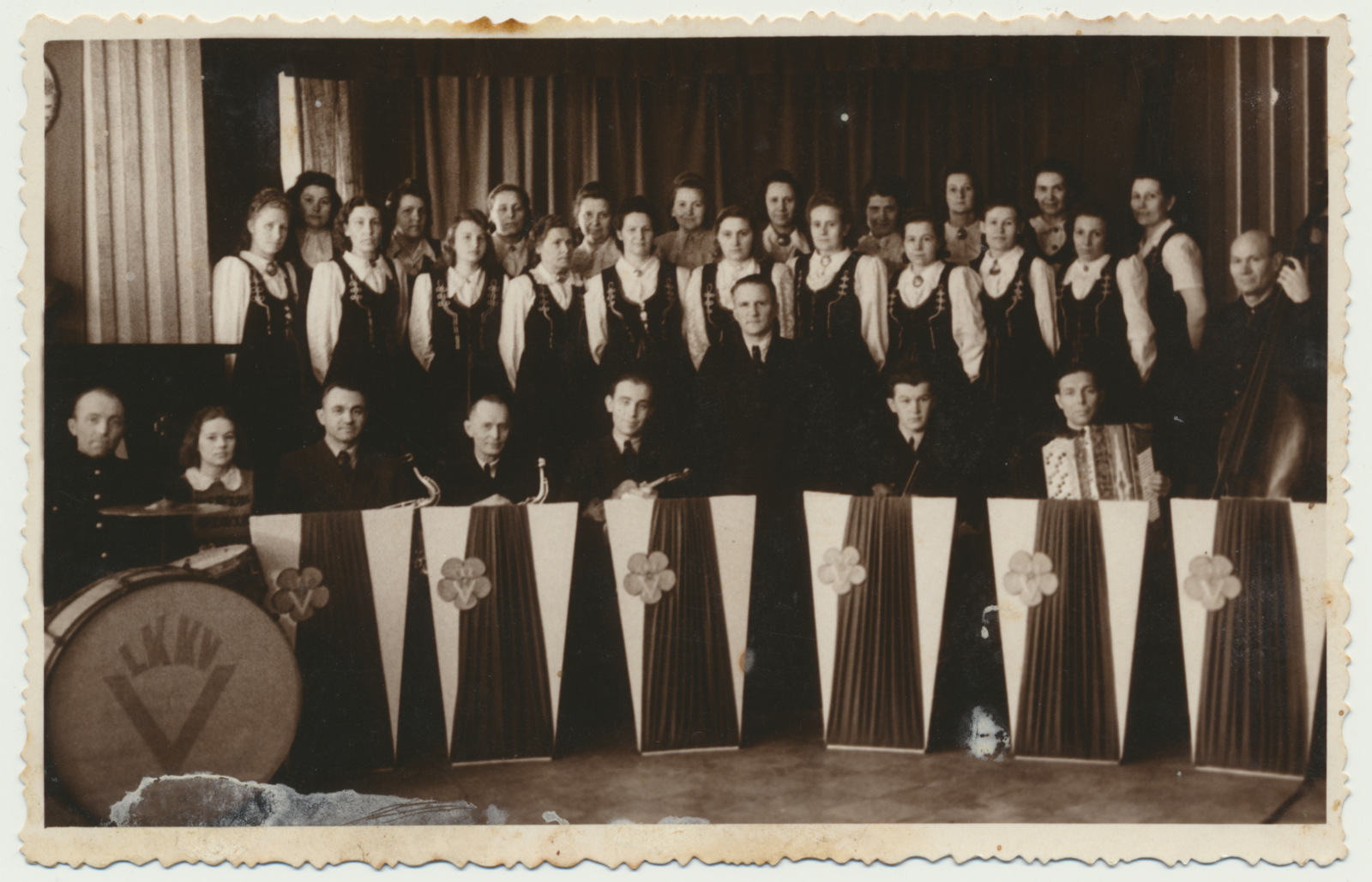 foto, Viljandi linavabriku naiskoor, orkester, dirigent A. Koort, 1949