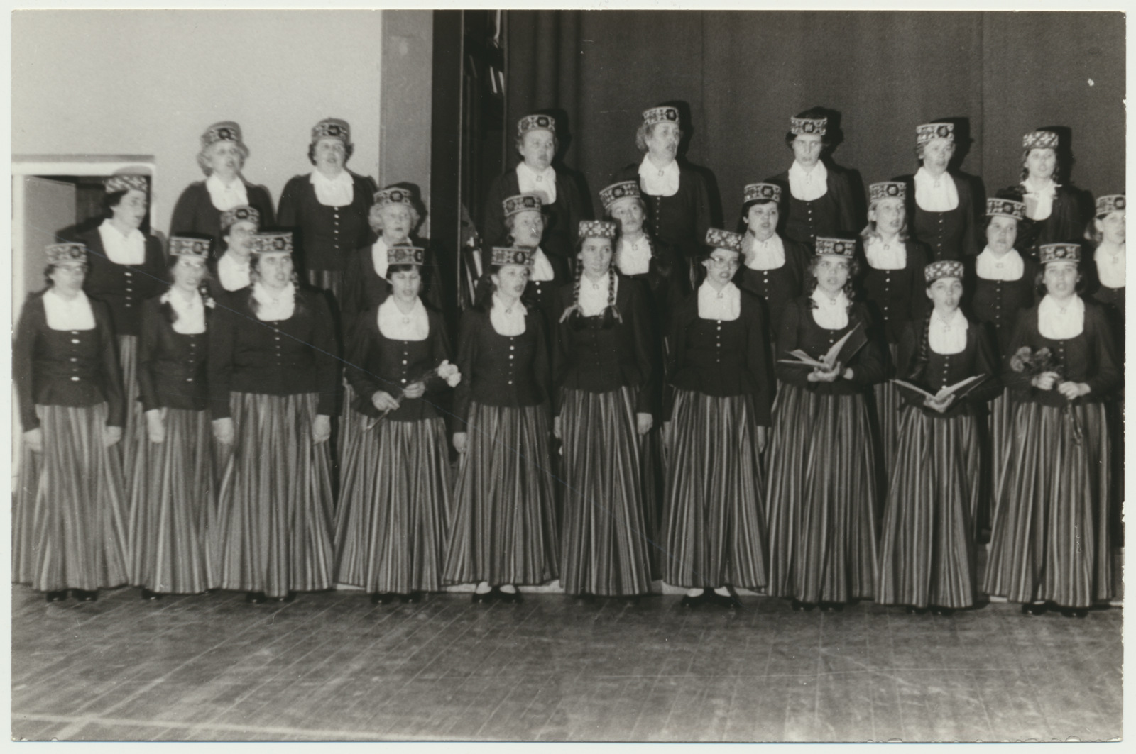 foto, Viljandi, Läti naiskoor Sakta, esinemine, u 1980