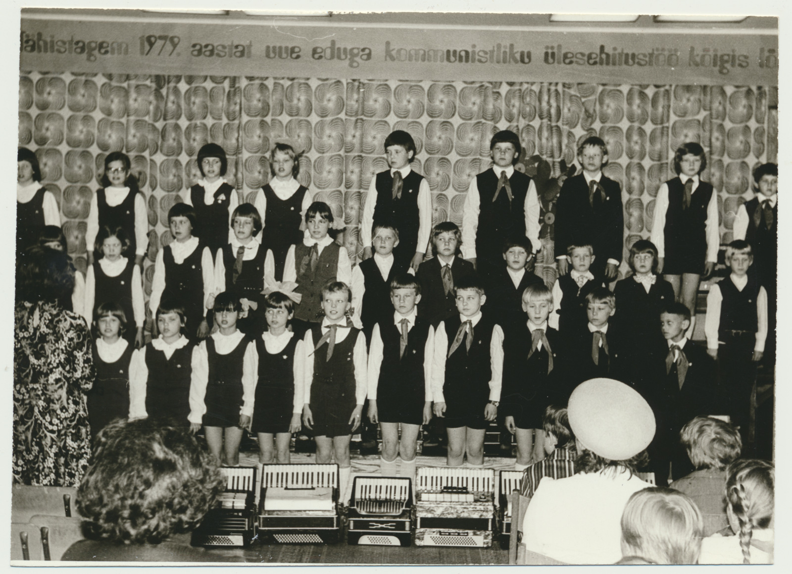 foto, Viljandimaa, Longi algkooli õpilaskoor, pioneerid, oktoobrilapsed, 1979