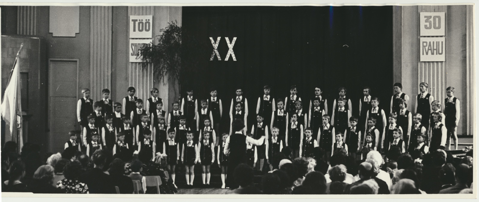 foto, Viljandi 5. keskkooli poistekoor, 1975