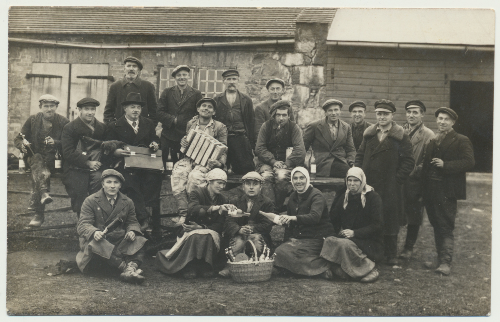 foto, Viljandimaa, Suure-Jaani, pangamaja ehitajad, u 1930, foto O. Mägi