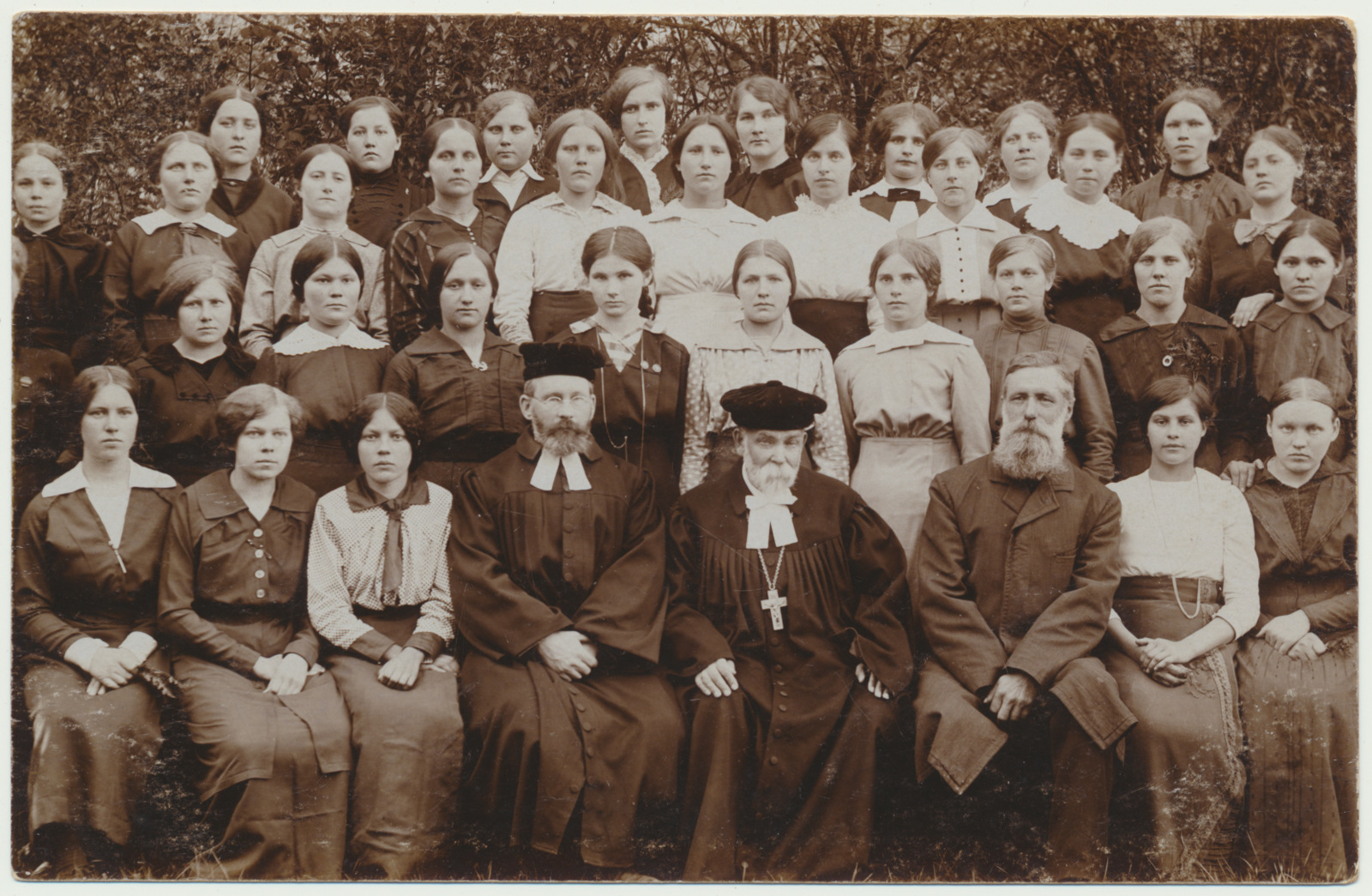 foto, Viljandimaa, Paistu, leerilapsed (neiud), õpetaja J. Bergmann, köster A. Tilzen, u 1910