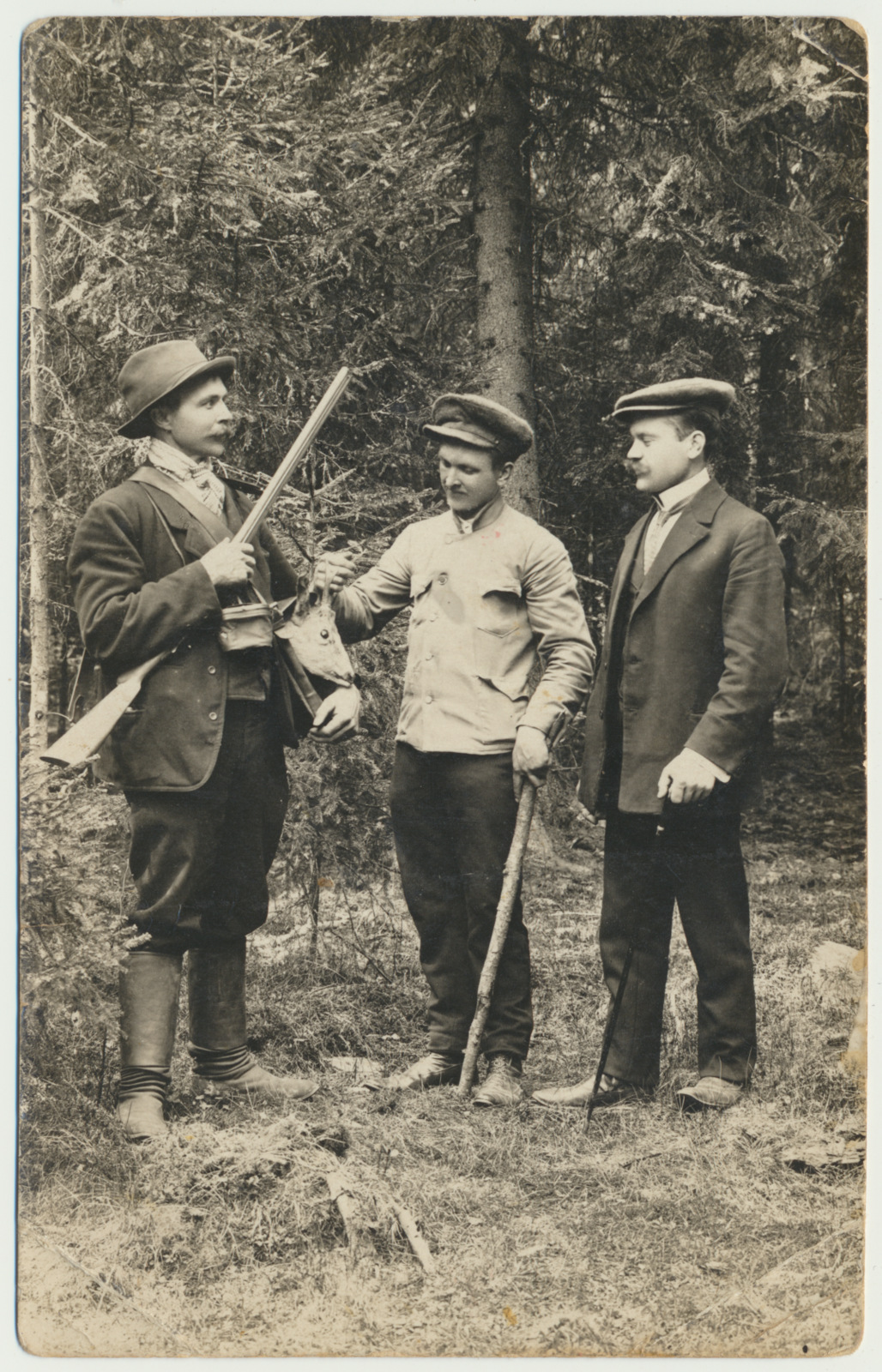 foto, Viljandimaa, Kõpu, jahimees J. Lükk, ja 2 meest metsas, u 1910