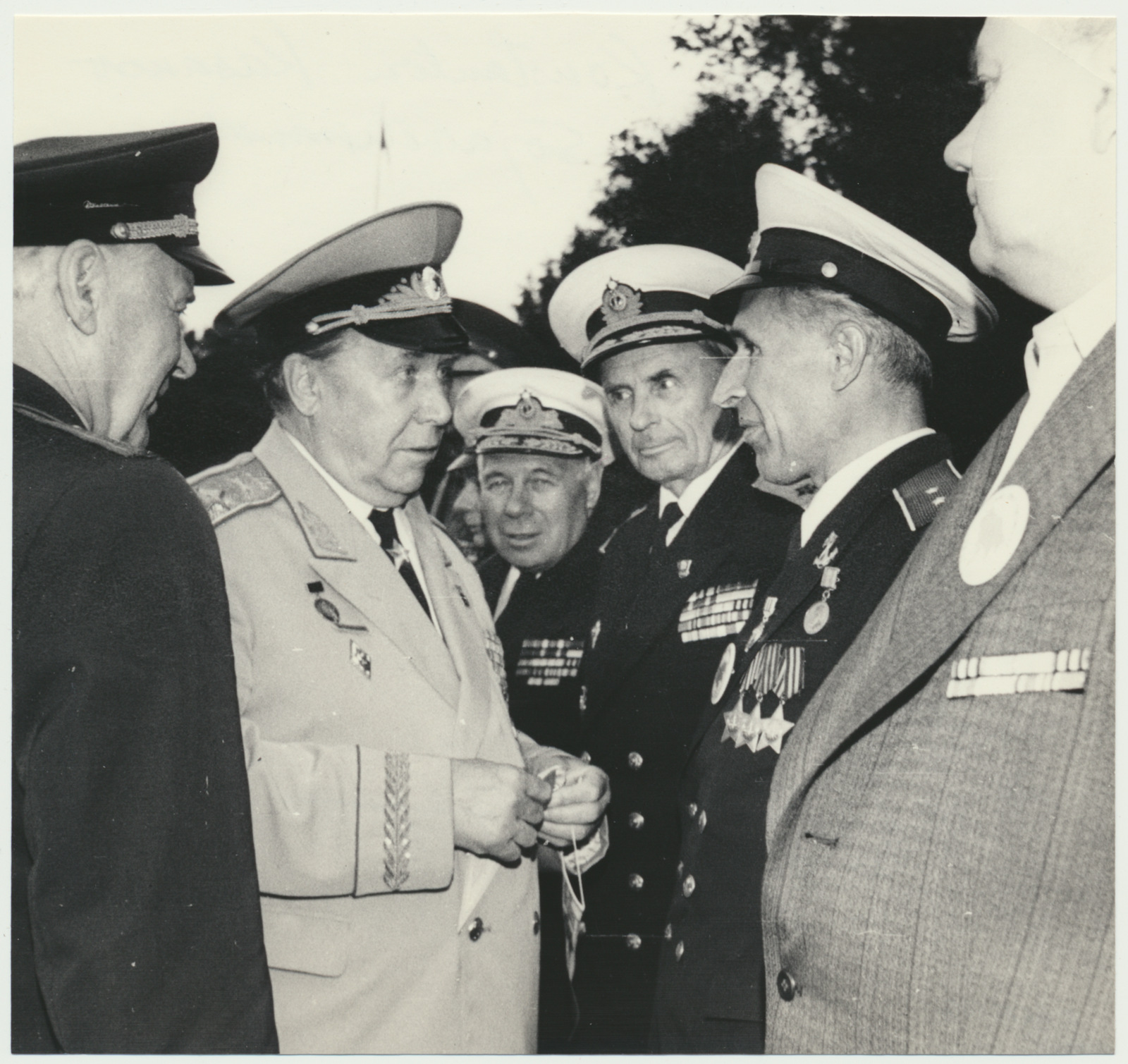 foto, marssal K. Kasakov sõjaveteranidega, 1977, foto E. Veliste