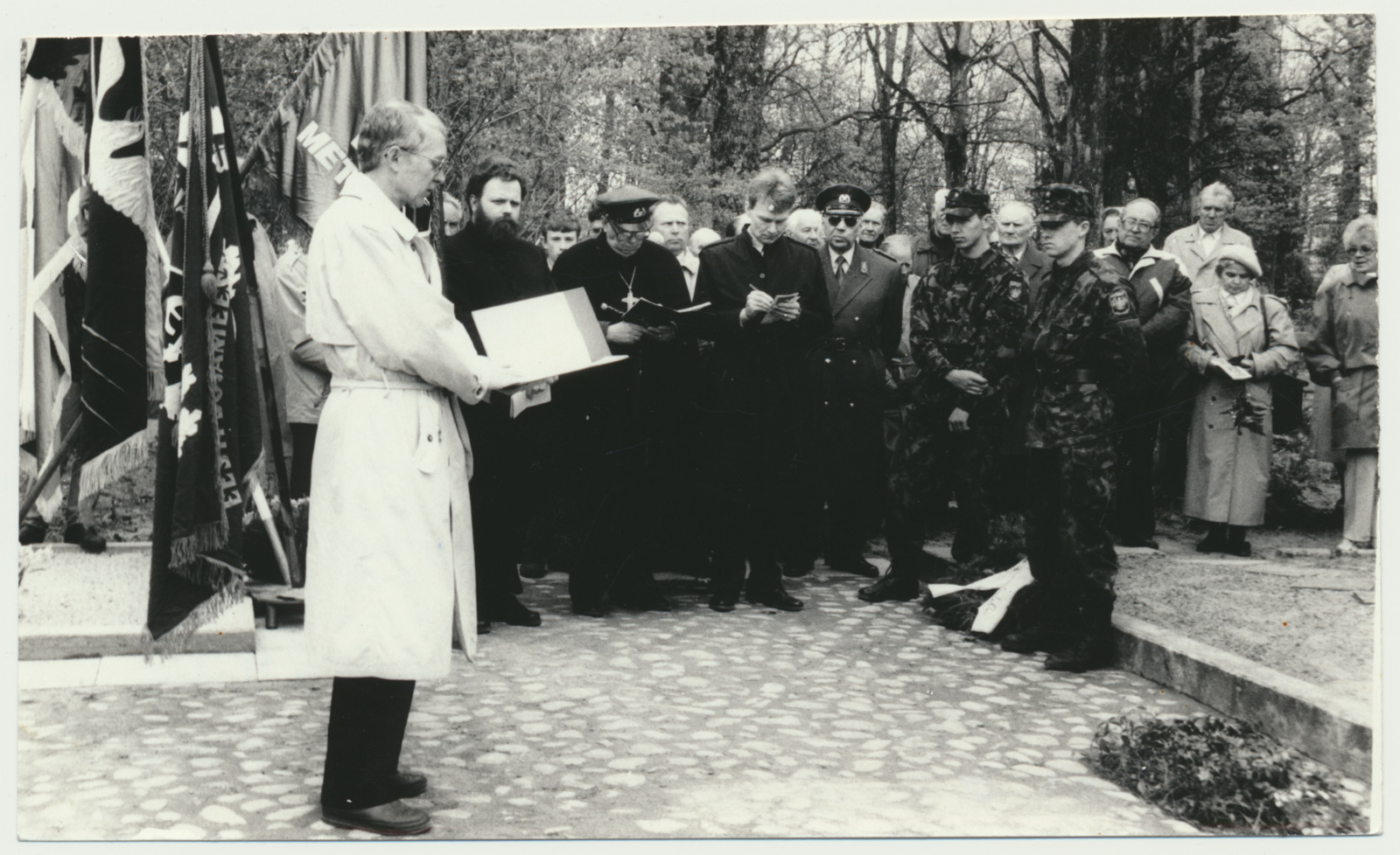 foto, (Eesti 1.) metsavendade mälestussamba avamine, Viljandi, Pauluse kiriku kalmistu, Ü.Stöör, 1997, foto L. Kadalipp