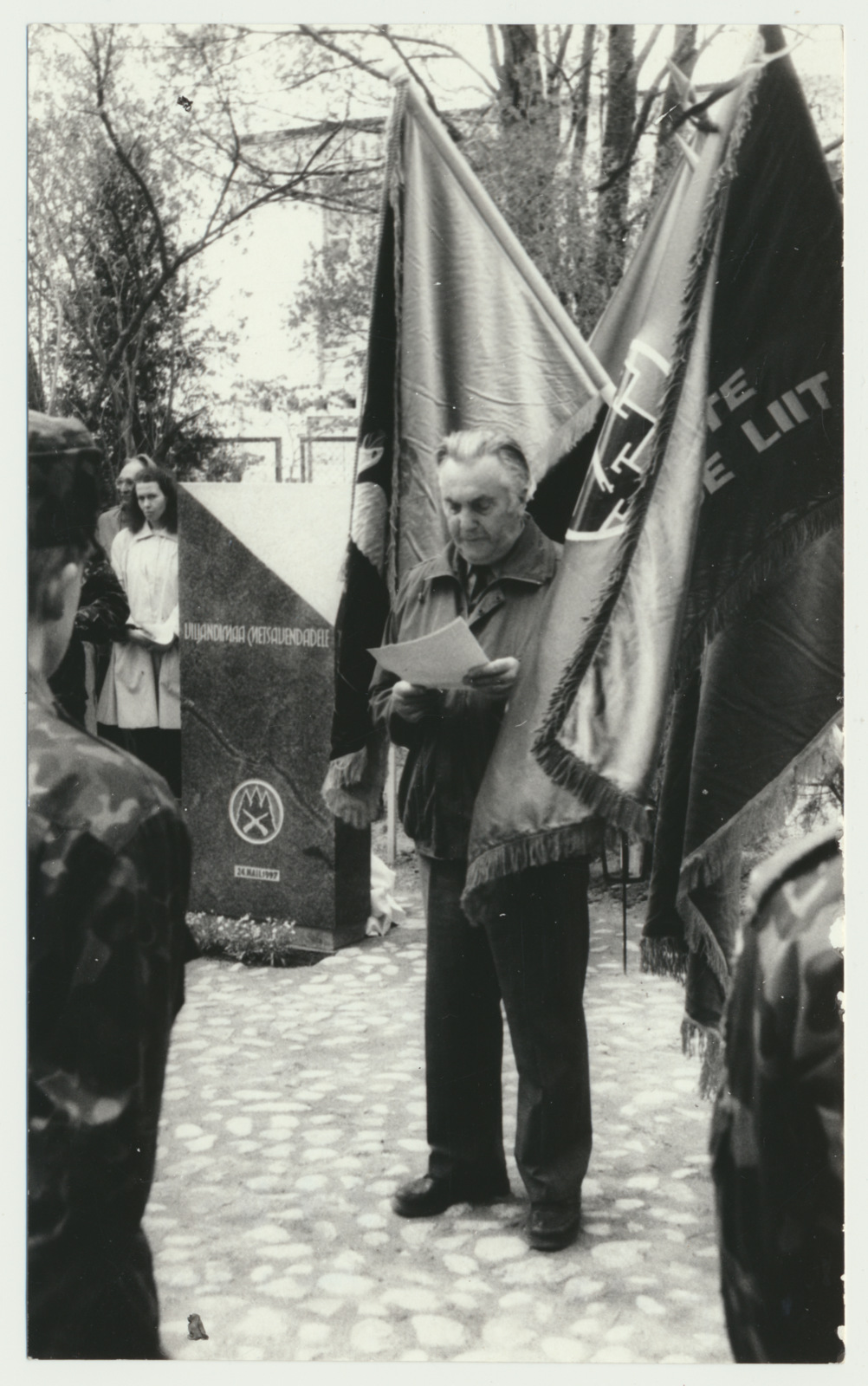 foto, (Eesti 1.) metsavendade mälestussamba avamine, Viljandi, Pauluse kiriku kalmistu, A.Ojaste, 1997, foto L. Kadalipp