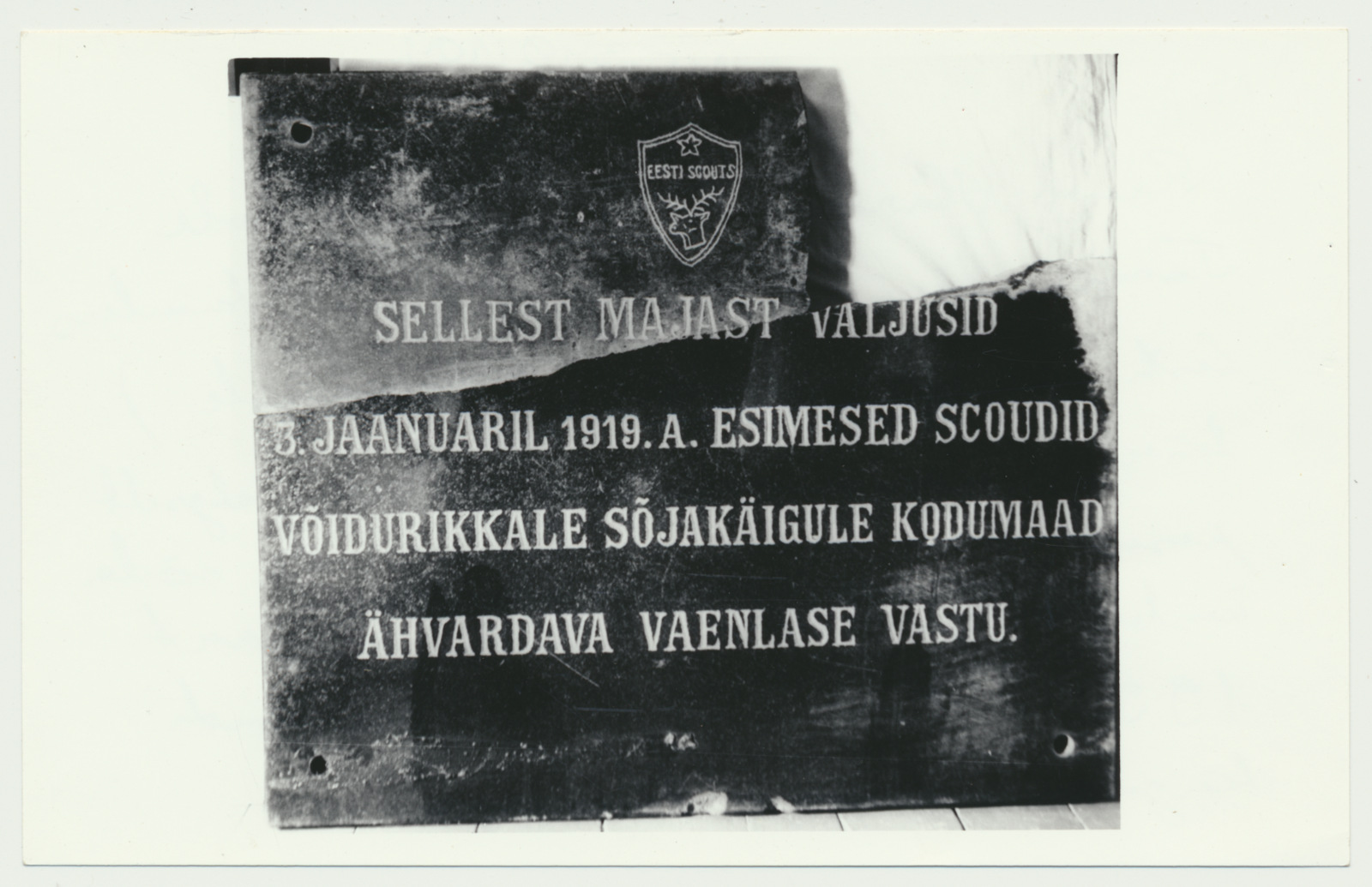 foto, Viljandi, mälestustahvel skautidele, 1934 asetatud politseimaja seinale, 1993