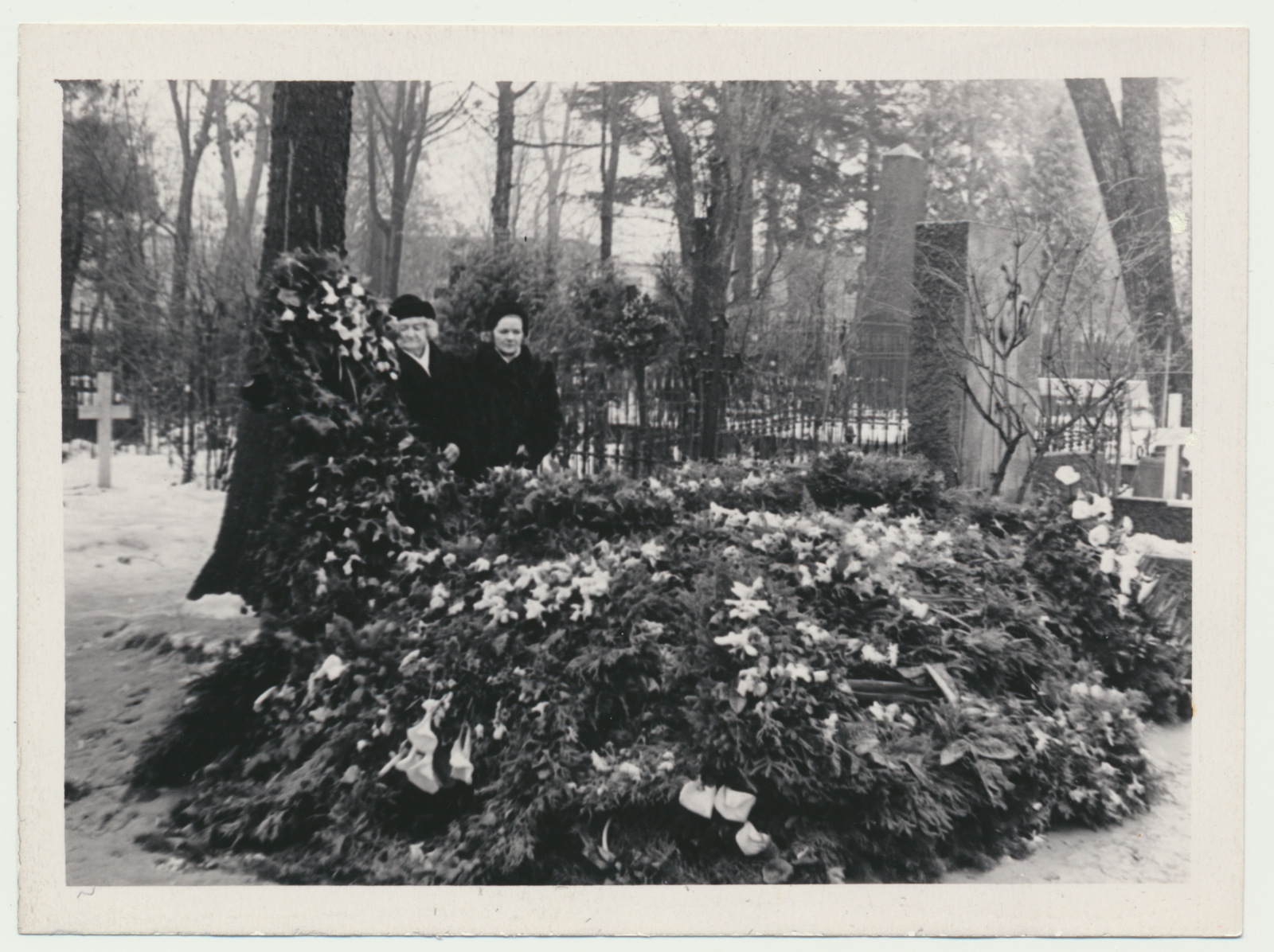 foto, Tartu, Raadi kalmistu, Juhan Simmi matused, kalmul abikaasa , tütar, 1959