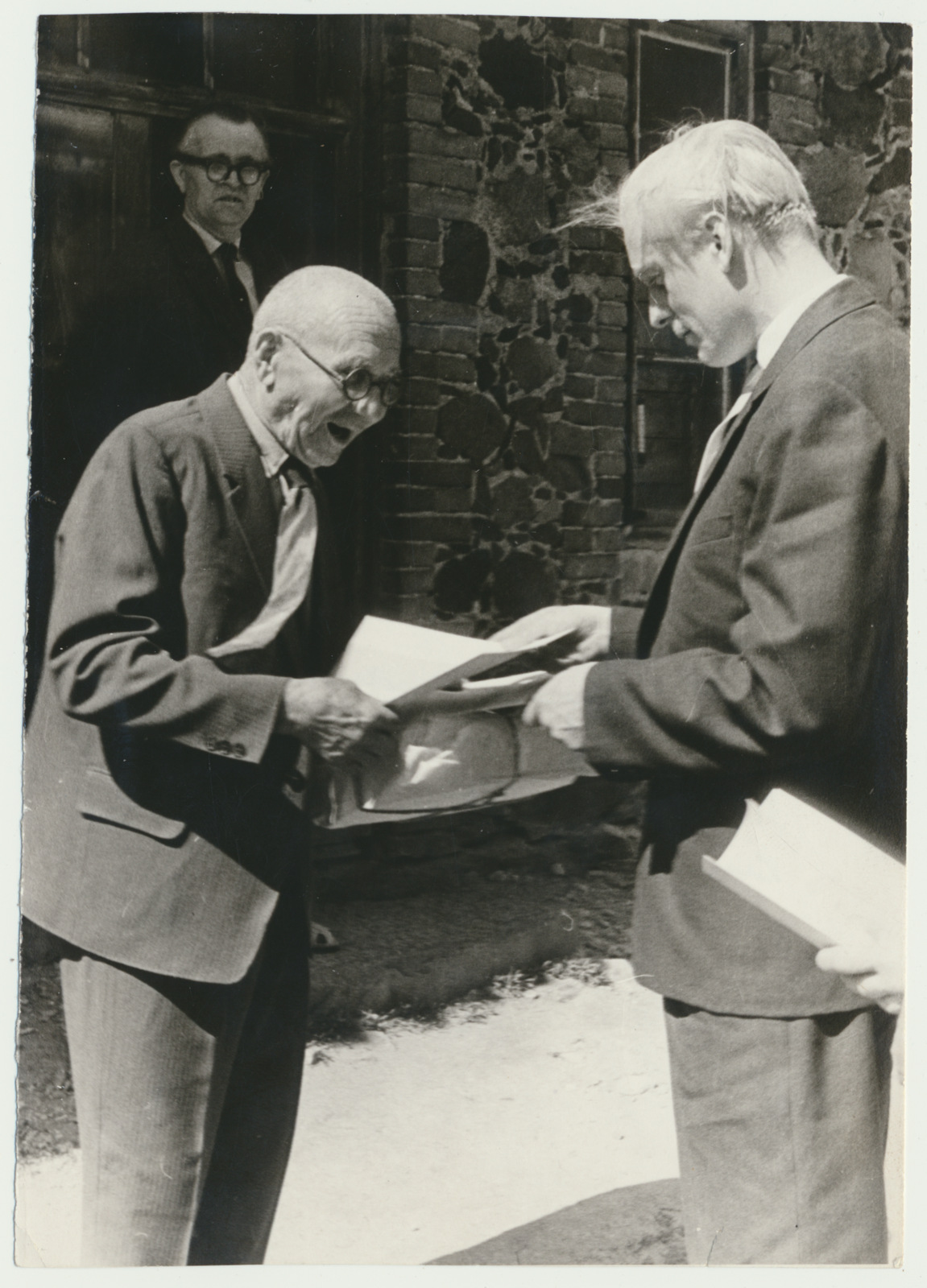 foto, Viljandi Muuseumi aukirja üleandmine, T. Kihuoja, H. Moora, O. Niinemäe, foto A. Veiksar