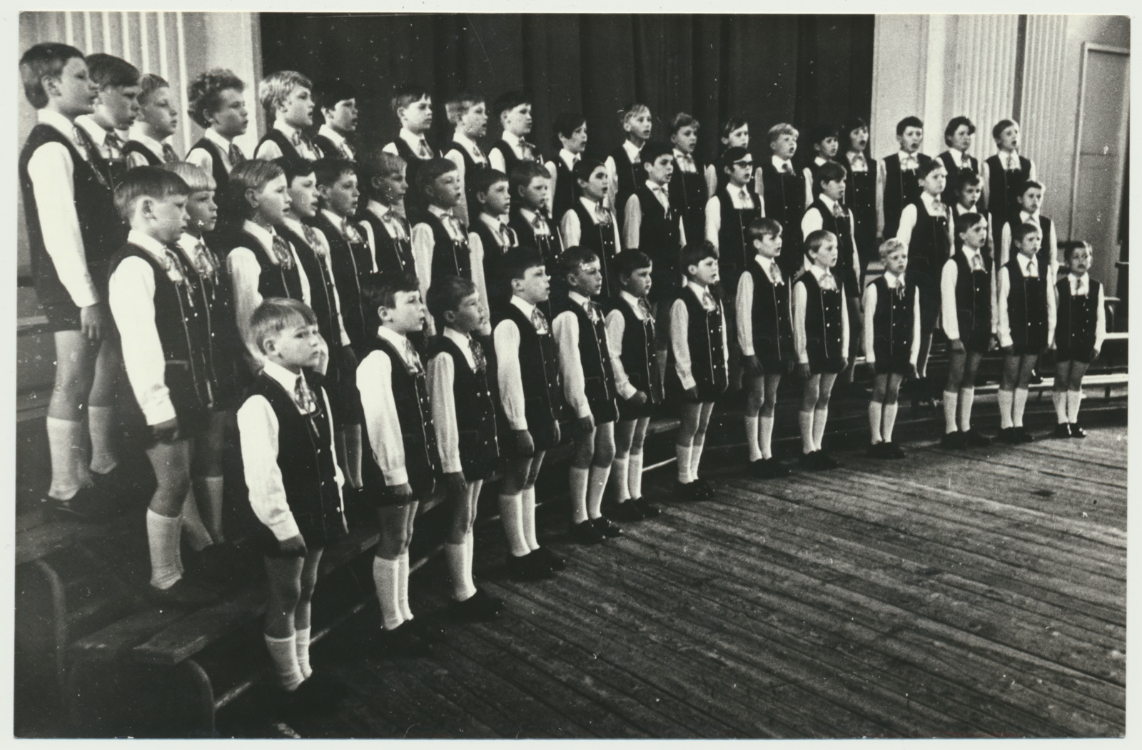 foto, Viljandi 5. Keskkooli poistekoor, u 1975, foto B. Veidenbaum