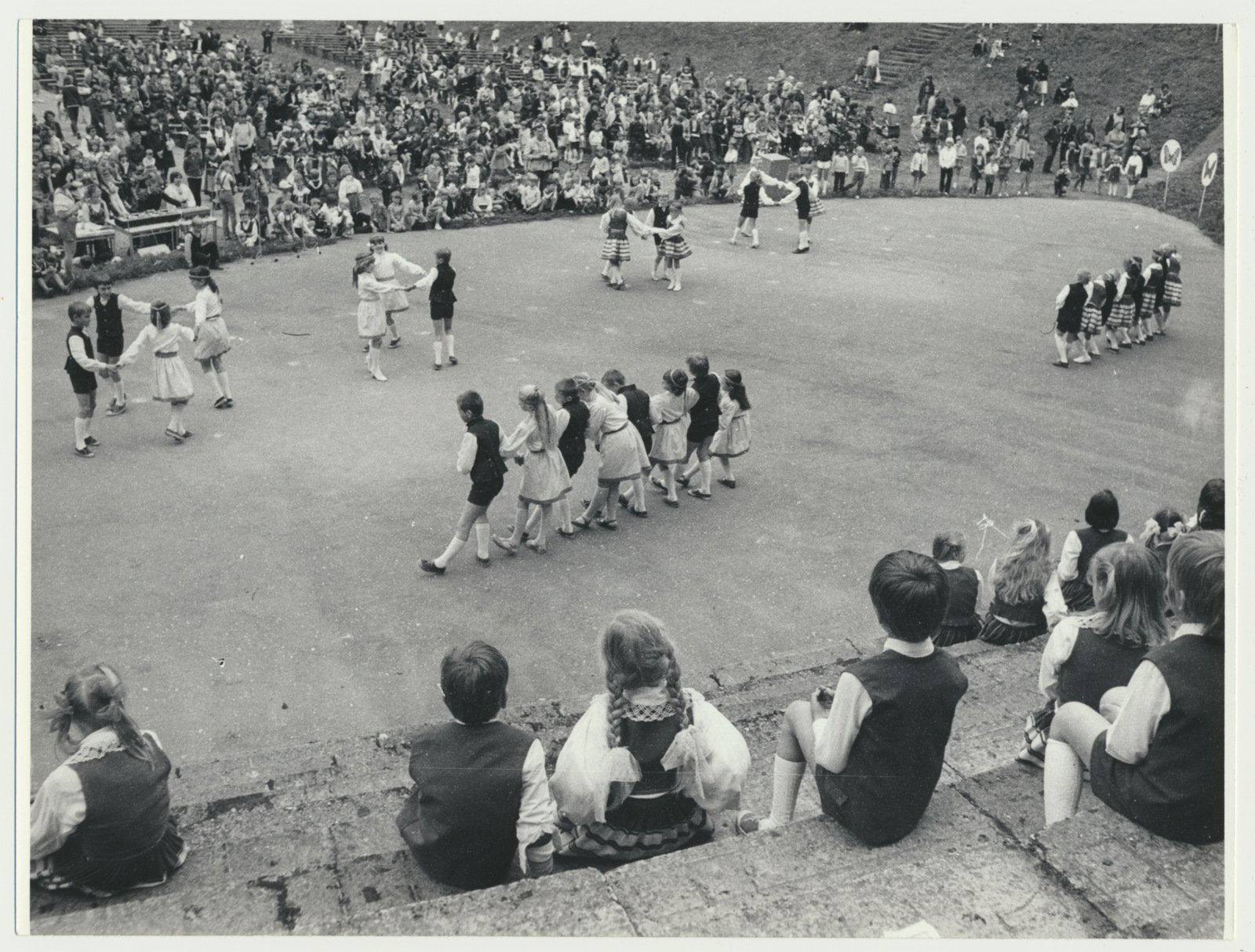 foto, Viljandi lauluväljak, laste kevadpäev, 1983