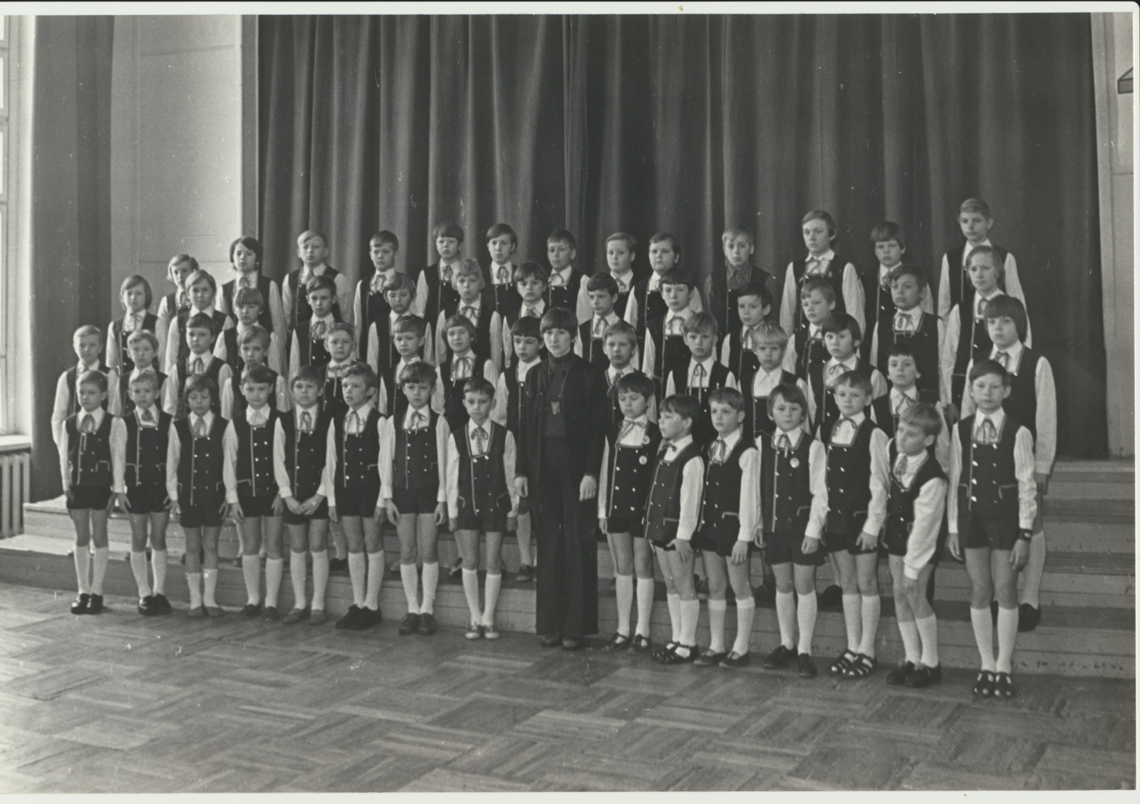 foto, Viljandi 5. Keskkooli poistekoor, dirigent L. Rahula, 1977