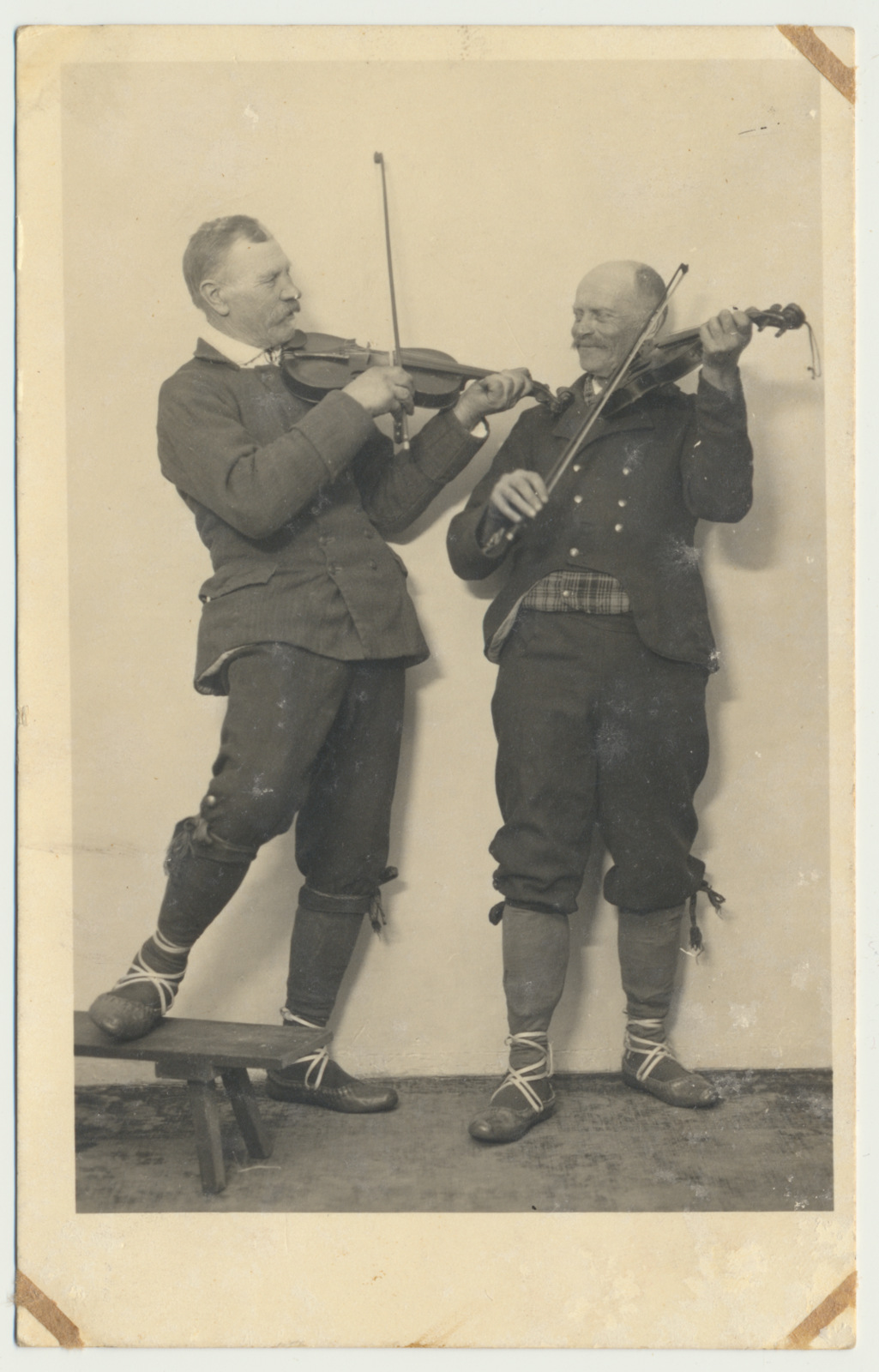 foto, Eestimaa, 2 viiuldajat, sh M. Jantson?, u 1920