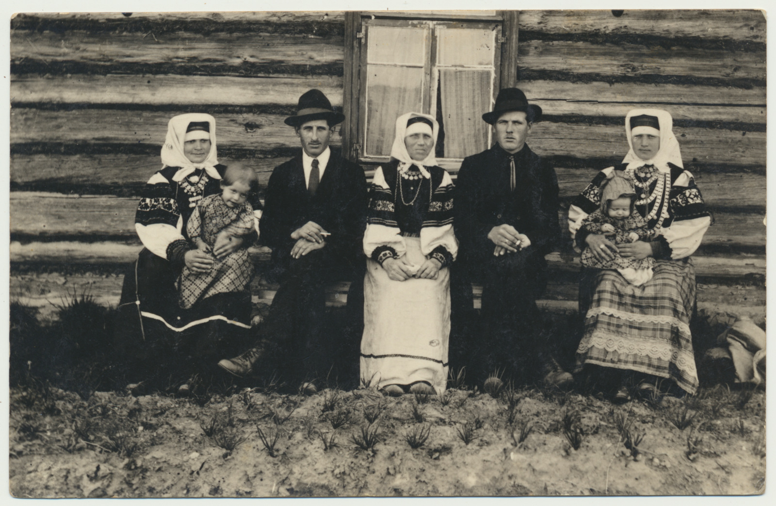 foto, rahvariided, 3 setu naist, 2 ülikonnas meest, u 1930